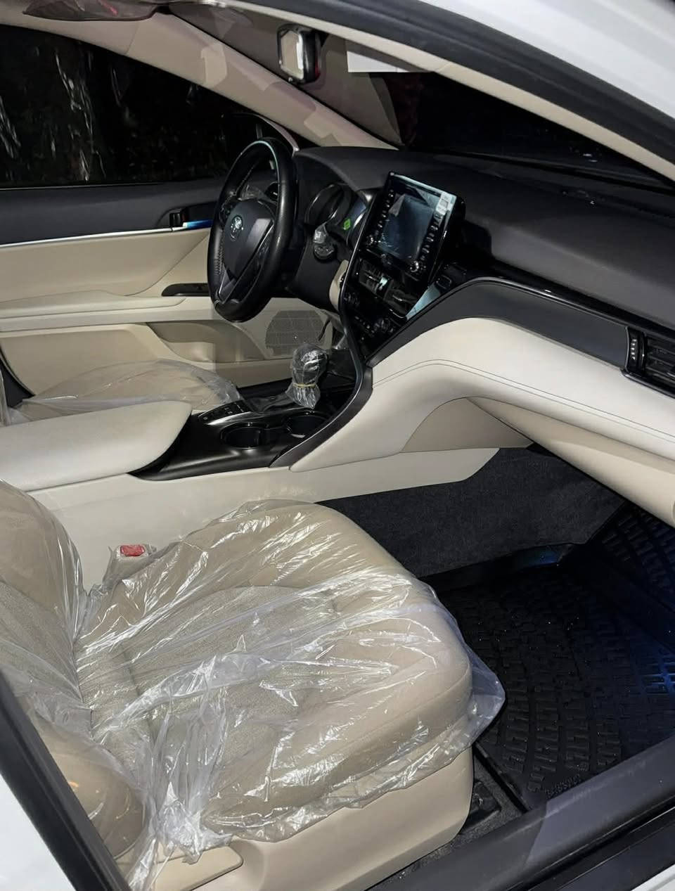 كامري2024 هايبرد وكالة عبد اللطيف سياره جديده جداً ماشيه 18الف كفاله السعر 253 
***********
