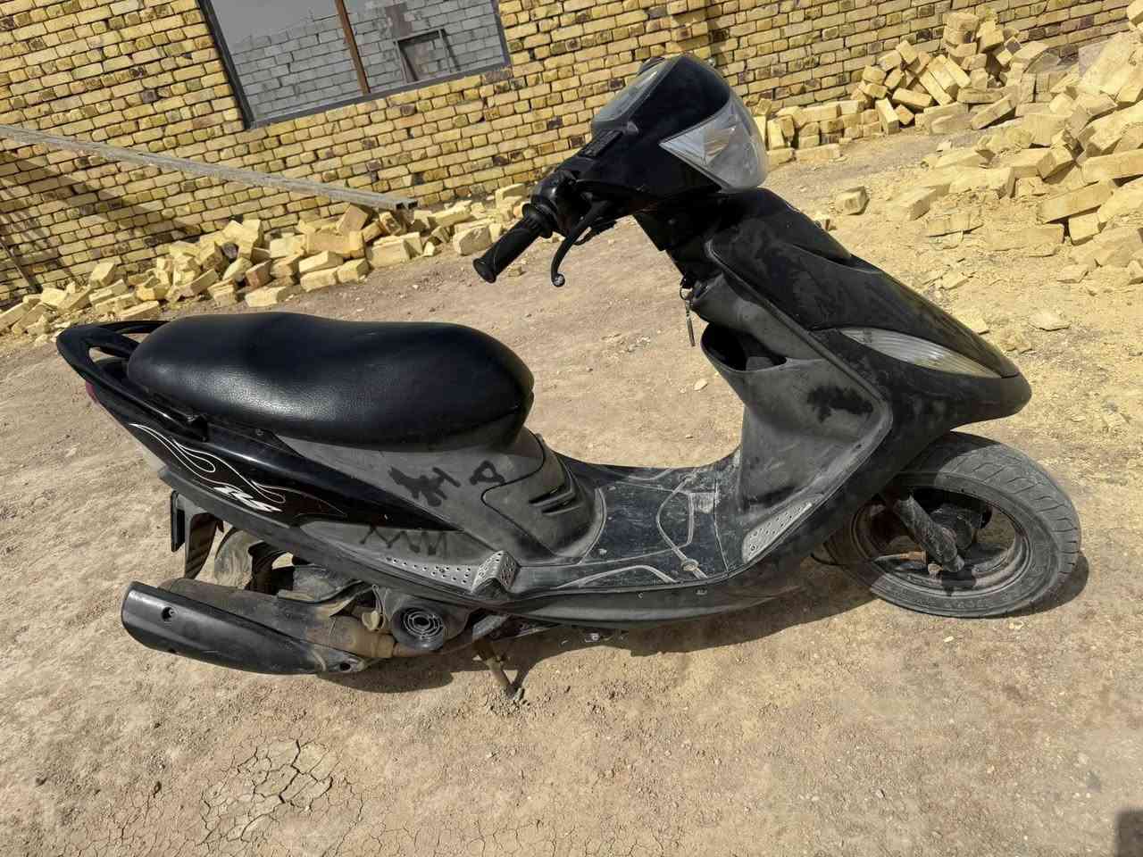 للبيع مكاني بني منصور النعيم ماكس حاويه عدله برغي مامفتوح بيها اشتريتها لابني وطلع راسب ب 8 دروس واريد ابيعها  اخذتها  من الحمداوي من الحاويه شرط 
*********** رقمي
