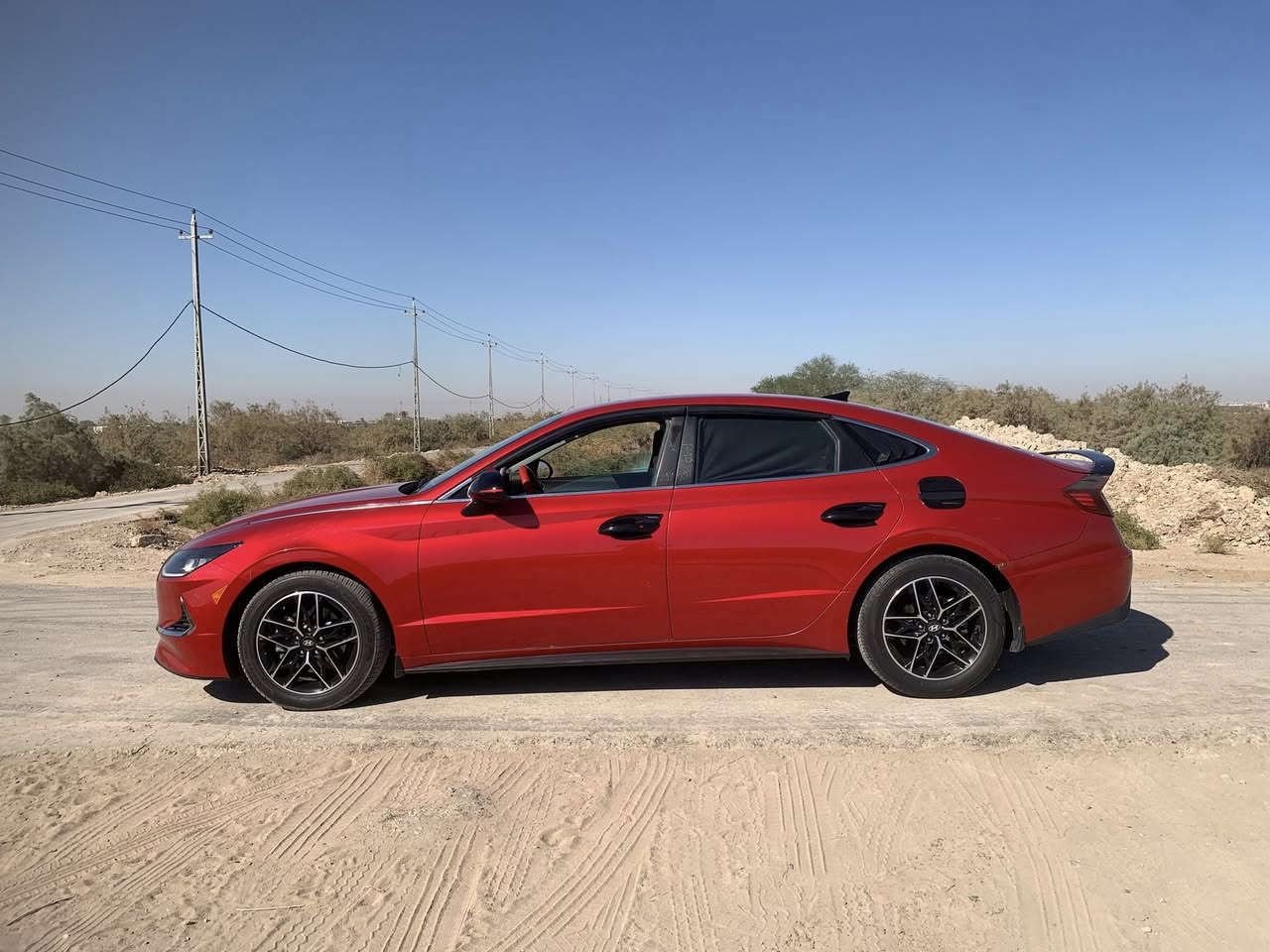 السلام عليكم . سوناتا 2022 احمر دم الغزال 
وارد امريكي حجم المحرك 2.5 GDI
تحكمات ستيرن . رادارات . گير بيانو . اربع وضعيات قيادة. كامرة خلفية . القيادة الذاتية . مثبت سرعة وتحديد مسار  وغيرها من المواصفات
السيارة ماشية 75الف كيلو متر 
السيارة مكفولة فقط قبق الچنطة بي بارد ورشة صبخ قدر شبر في قبق الچنطة .
كير .محرك  كفالة 
السيارة معوقين مثنى . مكان السيارة البصرة / ابي الخصيب 
السعر 175
رقمي / ***********
