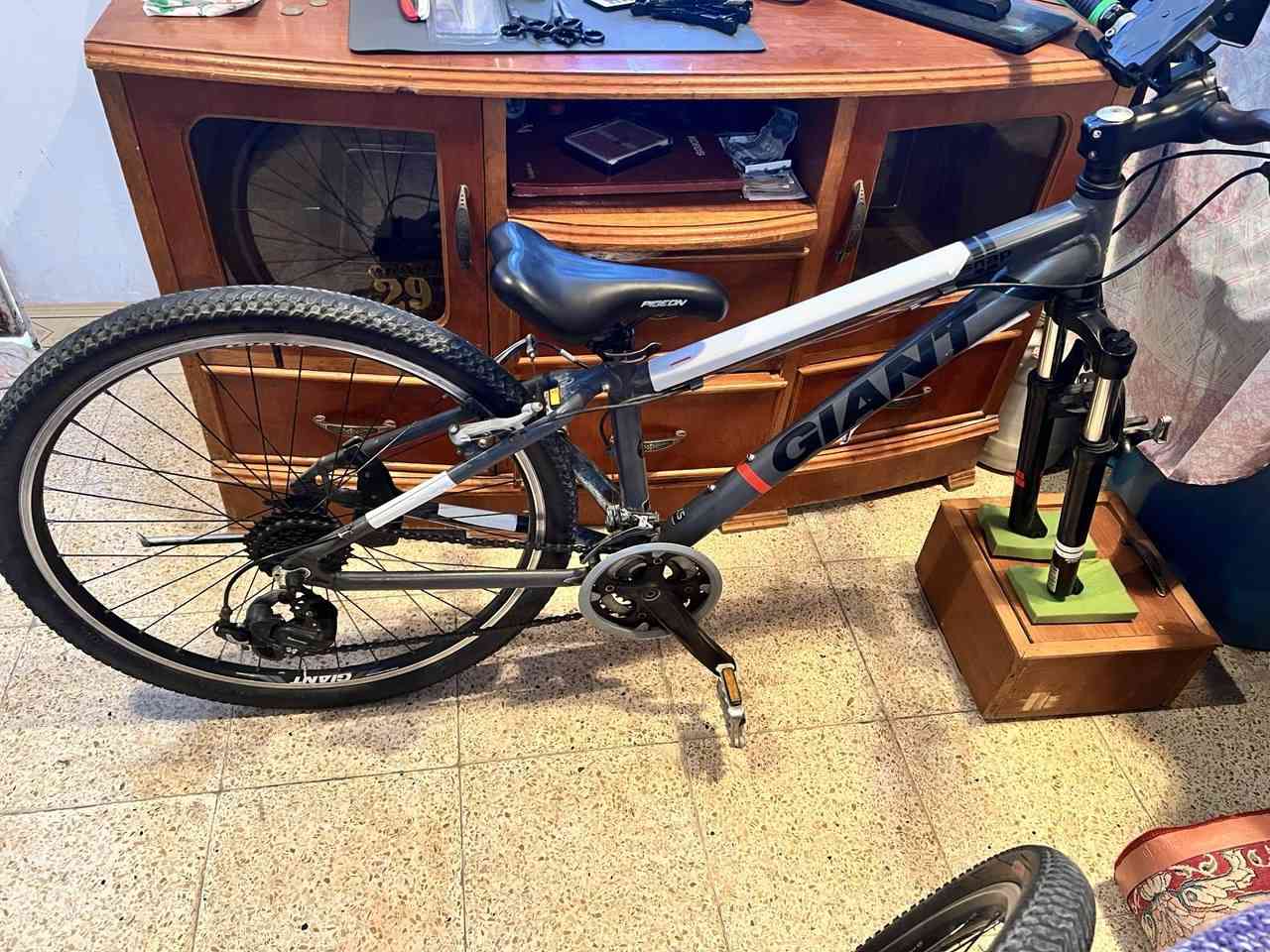 السلام عليكم بايسكل جينت سناب موديل XS لشه ناصية (المرغوب) بايسكل مال جناي ما ناقصة برغي وبعدو على وضع الشركة مكفول من التاية للتاية السعر 200 ولي مجال حك جيتك اي استفسار عل رقم 
***********
