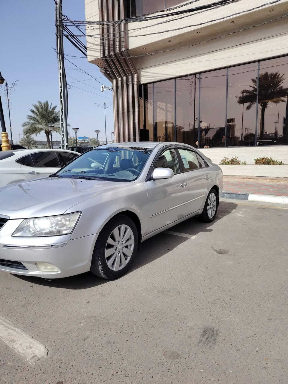 سوناتا مقدس 2012 وارد كوري 
مكفول من الحادث وتبديل.مكينه وكير وحداديه وتبريد كهربائيات كله جاهزه وبشرط.  رقم دولي بصره وسنويه ل 2030 
مصبوغه عام اثر جراد فقط. مكان كربلاء. سعر 90.
*********** 
***********
