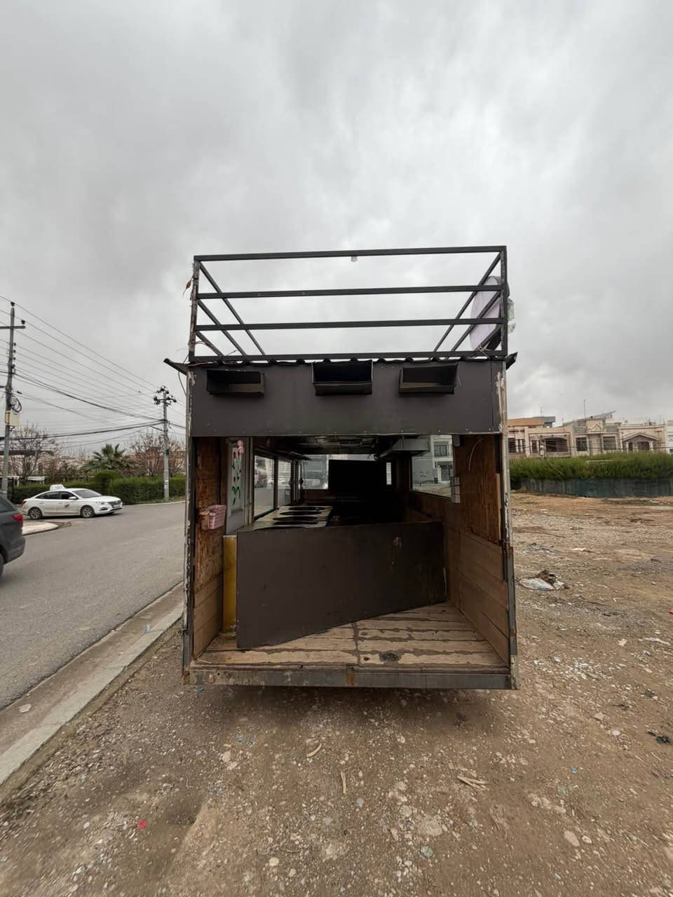 کەرەڤانە بۆ فرۆشتن درێژی ٦ مەتر پانی ٣ مەتر ١٩ گەڵا و مەجال *********** أربيل, العراق
