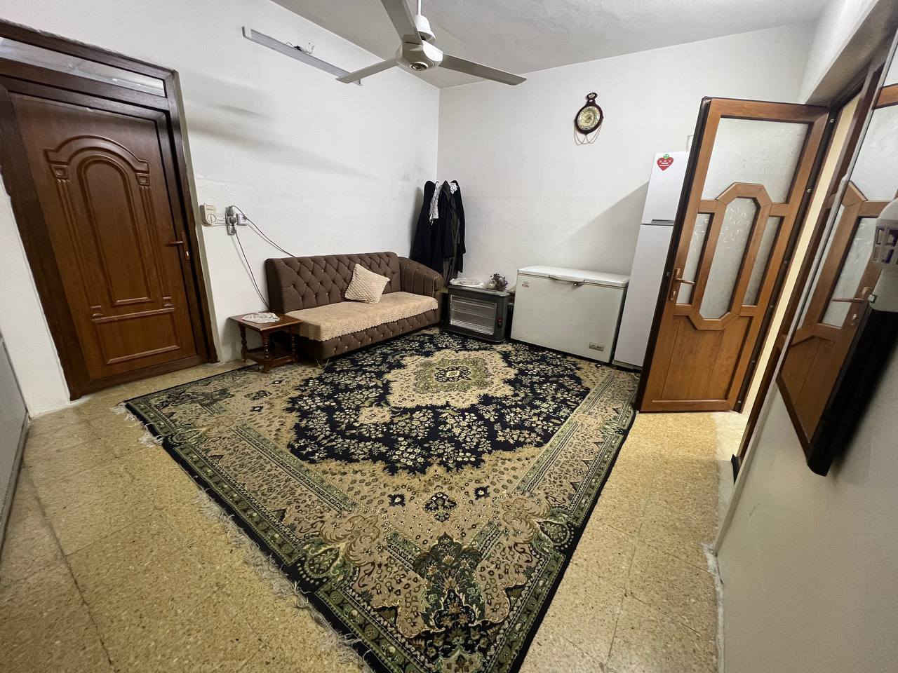 بيت في حي الامن 180 متر متكون من طابقين 
الطابق الاول استقبال وهول  ومطبخ وغرفة نوم وصحيات 
الطابق الثاني متكون من غرفتين نوم وهول وصحيات البيت صالح للسكن  للاستفسار  الاتصال على الرقم 
***********
‎0750 339 0806
