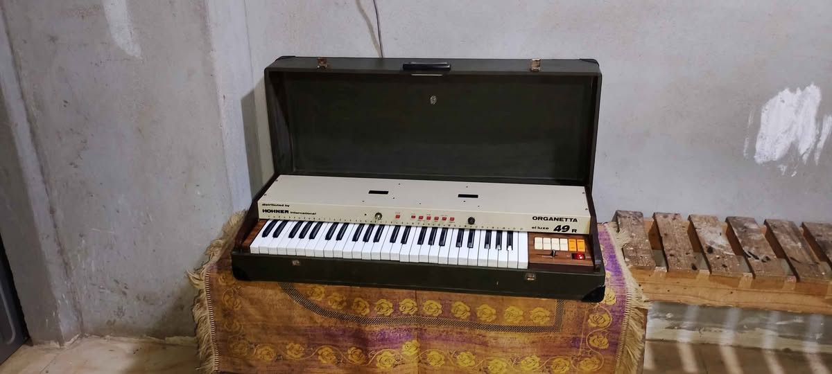 ألماني
هذا الجهاز هو أورج إلكتروني عتيق من نوع Hohner Organetta 49R El Luxe.يتميز بلوحة مفاتيح بأربعة أوكتافات وأزرار صوتية لاختيار الآلات مثل Flute و Trumpet.تم تصنيع هذه الأجهزة في ألمانيا خلال فترة الخمسينيات والستينيات.يعمل هذا النموذج غالبًا كجهاز يعمل بالكهرباء مع مفاتيح صوت (Potis) للتحكم في مستوى الصوت. مركز الزقازيق, الشرقية


**إذا كنت صاحب هذا الإعلان وتريد حذفه لأي سبب، رجاءا أرسل رسالة إلى الدعم الفني**