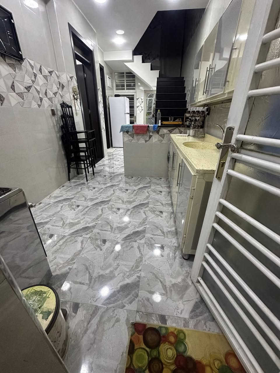 دار لبيع طابو زراعي الربيع  بيت البياع 85 متر مربع واجهه 7 نزال12 طابق واحد الثاني على النص غرفه نوم استقبال مطبخ ملحقات اخر فرع شارع سكله البستان السعر 94 لاستفسار ***********
