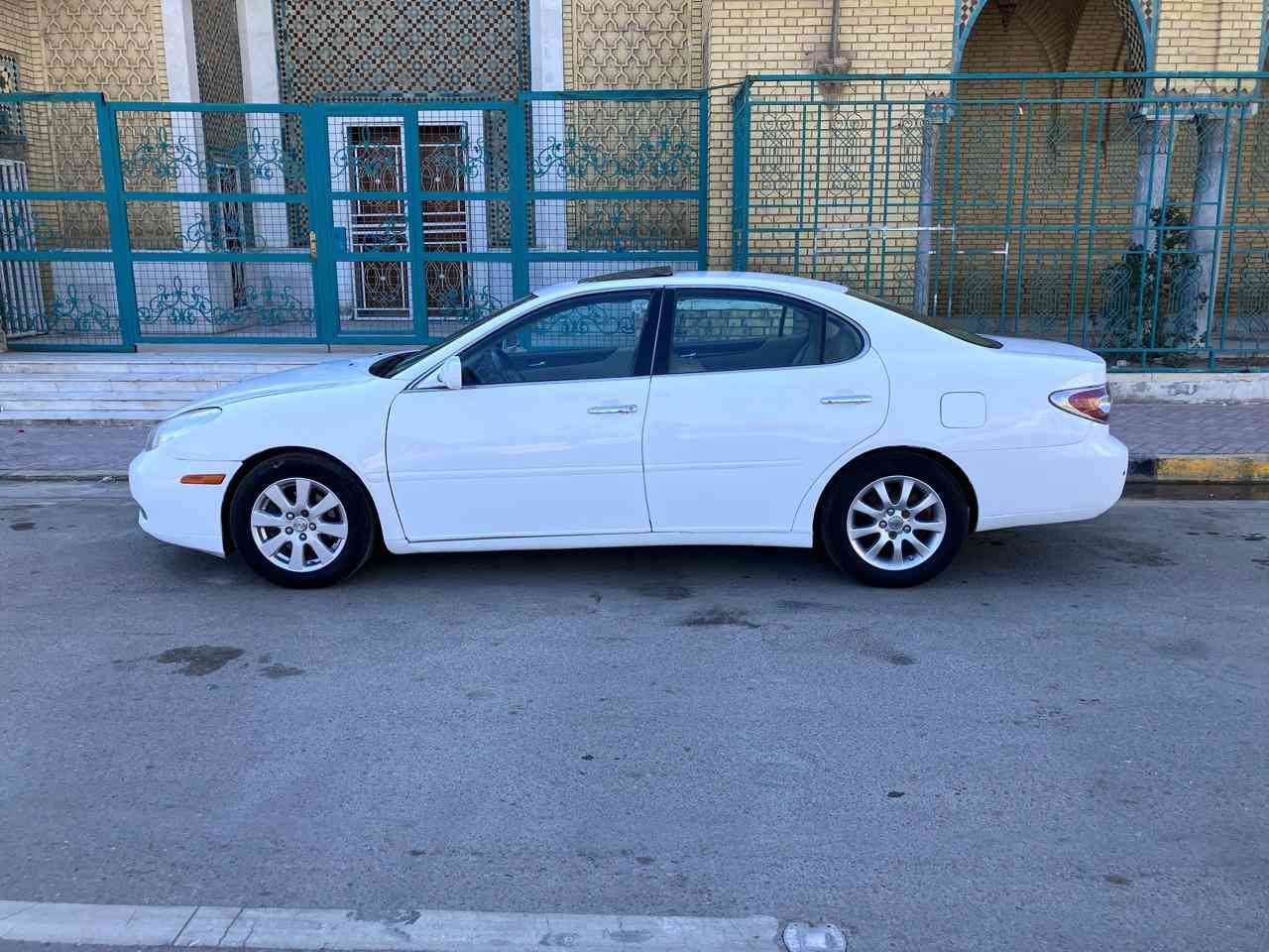 لكزس es300 
موديل 2003 رقم بغداد دولي باسمي مصبوغه عام 
مواصفات :فتحه سقف 
برده خلفيه 
شاشه 
تخم تاير
مكان السياره بغداد الاعظميه
***********
