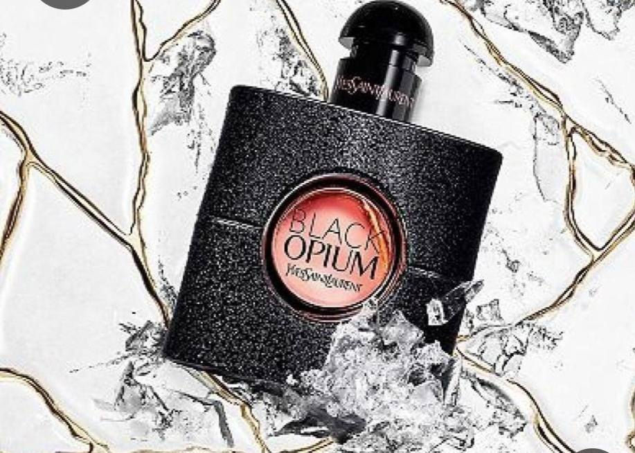 عطر بلاك أوبيوم "Black Opium" للنساء، من إصدار دار أزياء ايف سان لوران "Yves Saint Laurent".
بلاك أوبيوم من العائلة العطرية الزهرية الشرقية للنساء، ذو عبير حلو وكريمي ورقيق ودافئ وفريد وساحر، يعطي جرعة من التفاؤل والنشاط كما تفعل القهوة الصباحية ويكمل تأثيره ليتحول إلى إدمان مثل تحولها.☕
يبدأ العطر بوخزة أنثوية حادة تجمع فيها الكمثرى والفلفل الوردي مع القليل من زهر البرتقال.🍊🍐🌶
يليها قلب عطري غامر وخلّاب بمزيج من الياسمين الدمشقي الغني مع رائحة القهوة المشرقة.☕🌸
وفي الختام يأتي الباتشولي لينثر فخامته في حضور خشب الأرز والفانيليا الناعمة.🍥🌳🌲


**إذا كنت صاحب هذا الإعلان وتريد حذفه لأي سبب، رجاءا أرسل رسالة إلى الدعم الفني**