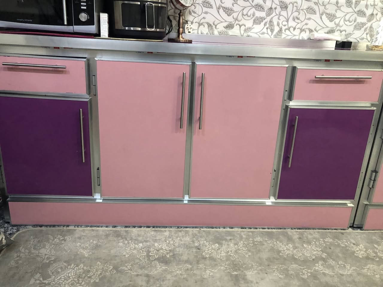 كاونتر للبيع متر و٨٠ السعر ١٥٠ وبيها مجال بغداد الاعظمية للاستفسار ***********
