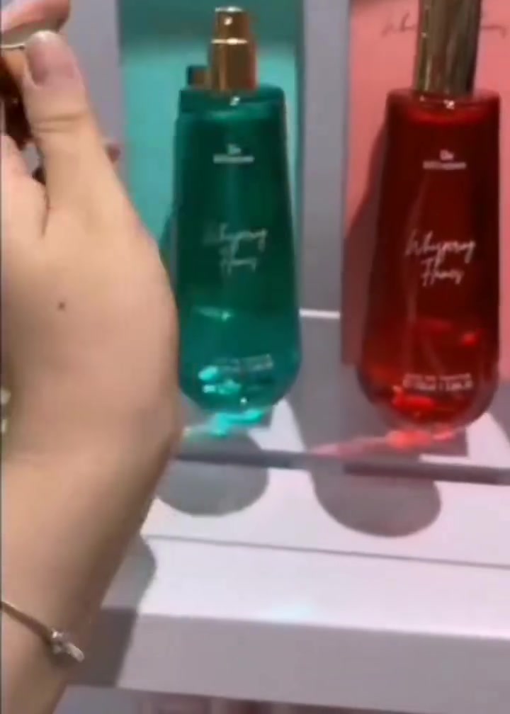 ✨ عطر رجالي Whispering Flames... لأن الأناقة تبدي من أول رشة.
إذا تدور على عطر يجمع بين الانتعاش، النعومة، والفخامة بنفس الوقت، فهذا هو اختيارك. افتتاحية منعشة من الحمضيات ولمسات الأعشاب تعطيك إحساس بالنظافة والحيوية، وبعدها يبتدي سحر الزهور الراقية مثل الياسمين والزنبق والزهور البيضاء حتى يمنحك رائحة ناعمة وآسرة. أما بالنهاية، فتستقر نفحات العنبر والفانيليا والأخشاب الدخانية حتى تخلي العطر دافئ، جذاب، وثابت لساعات.

✨ مناسب للدوام، الطلعات، المناسبات، والسهرات. ✨ ثبات مميز وفوحان يخلي حضورك ما يمر مرور الكرام. ✨ تصميم أنيق بلون التركواز يعكس هدوء العطر وغموضه بنفس الوقت. ✨ بتركيز Eau de Parfum حتى تستمتع برائحة تدوم أكثر.

مو كل عطر يترك أثر... أكو عطور تخلي الناس تتذكرك من ريحتك، وWhispering Flames واحد منها. إذا تحب التميز وتبحث عن عطر يجمع الرقي والجاذبية بكل رشة، فهذا العطر راح يكون إضافة مميزة لمجموعتك.
#الاصلي 💯
السعر خاص 
🚘 يوجد خدمة توصيل لجميع محافظات العراق  🚘
#اكسبلور #اكسبلورر_2025 #اكسبلور_فلو #اكسبلور_2025 #اكسبلور_فلو #اكسبلورر_2025


**إذا كنت صاحب هذا الإعلان وتريد حذفه لأي سبب، رجاءا أرسل رسالة إلى الدعم الفني**