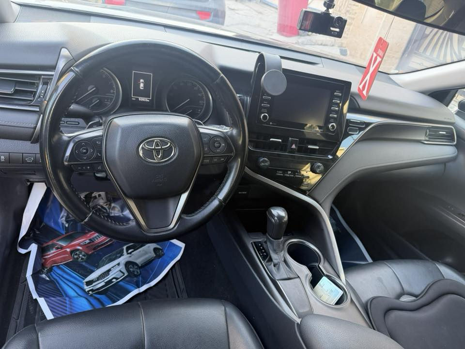 السلام عليكم 
كامري موديل 2021 se ضرر خلفي موضح بلصور بجم كبس بدون ايرباك رقم شمال هزه وسنويه ورقم كله جديد ماشيه 62 مكان السياره بغداد 
سعر 177 مجال 
***********
