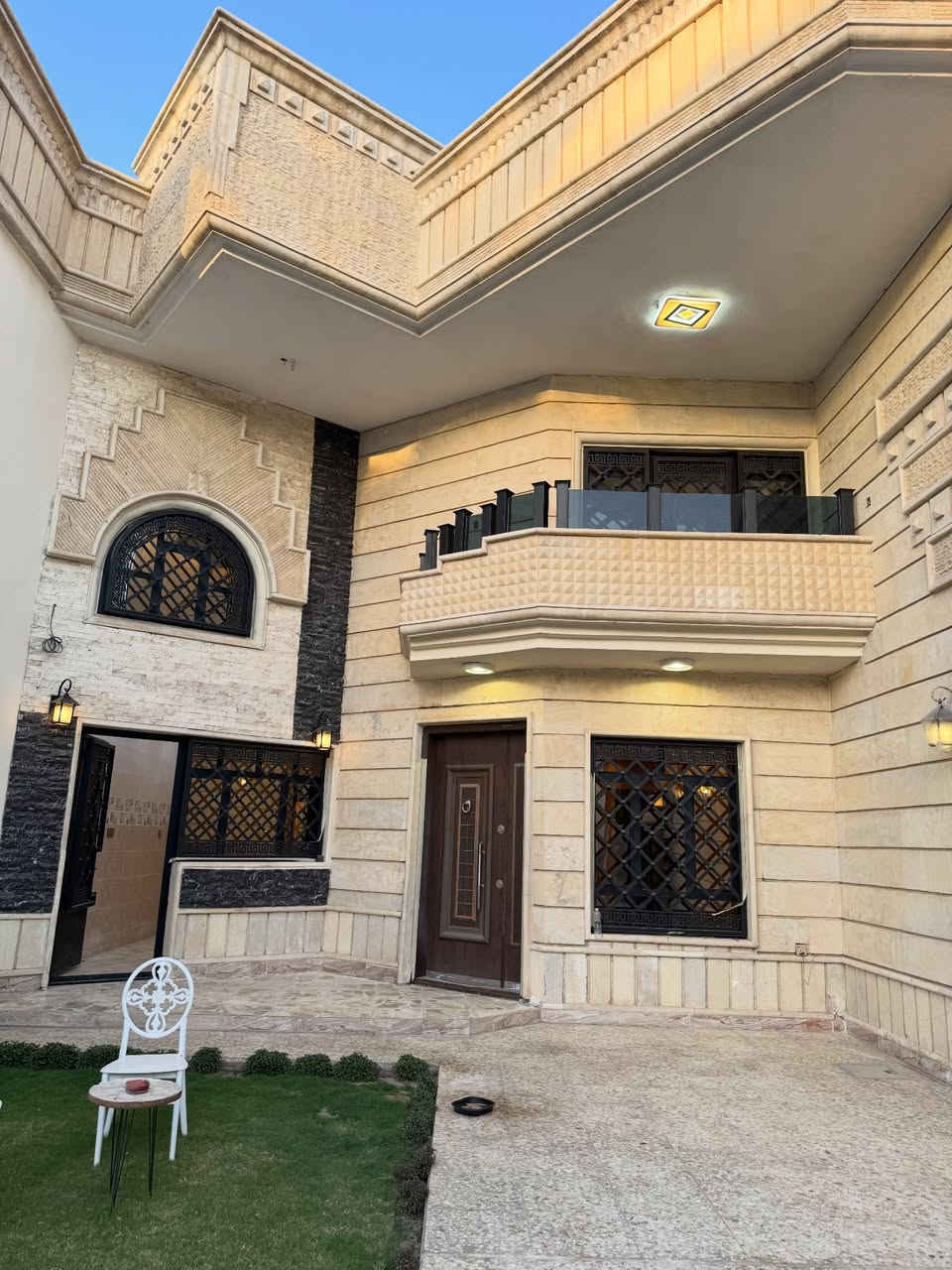 الاستقرار هو المستقبل في كل عقار 👍

حصراً لدى شركتنا ✔️

🏡 منزل للبيع – موقع مميز جداً في السيدية ✅

المساحة: 200 م²
الواجهة: 8 م

مواصفات المنزل:
 • 4 غرف نوم (1 سويت)
 • استقبال
 • مطبخ
 • هول حولي
 • خدمات في كل طابق
 • كراج كبير
 • حديقة كبيرة

🔶 التعامل مباشرةً مع صاحب العقار

العنوان:
بغداد – السيدية – مربع الضباط – خلف شارع الخيزران التجاري

للاستفسار والتواصل:
📲 أبو علي الجنابي: ***********
📲 علي الجنابي (أبو همام): ***********

📍 أو زيارة مقر شركة الاستقرار للمقاولات والاستثمار العقاري
السيدية – شارع الضباط التجاري – قرب دائرة الكهرباء
