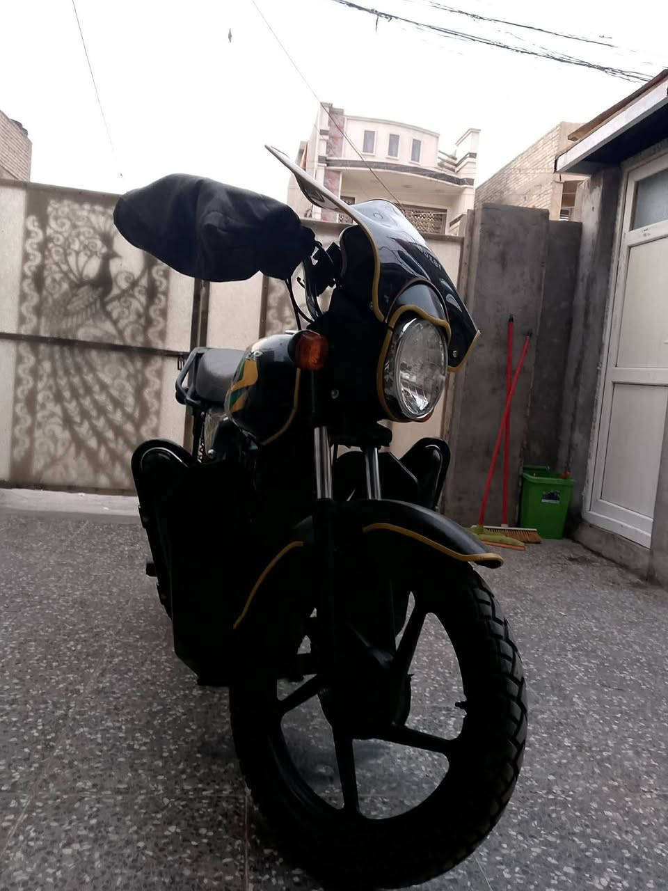 سلام عليكم شباب دراجه بوكسر موديل 22 كله شغاله نكره سلف بكل وقت مرقم بغداد نكليزي سنويه جديده هزه جديده مصفره غرامات سعر 2100 وبيه مجال مكان بغداد جديده ***********
