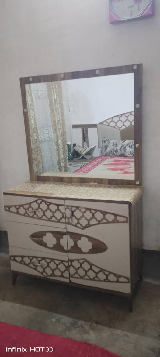 غرفة نوم تركي للبيع..5قطع
سعره 300. وبيها مجال.  اتصال ***********. او واتساب
