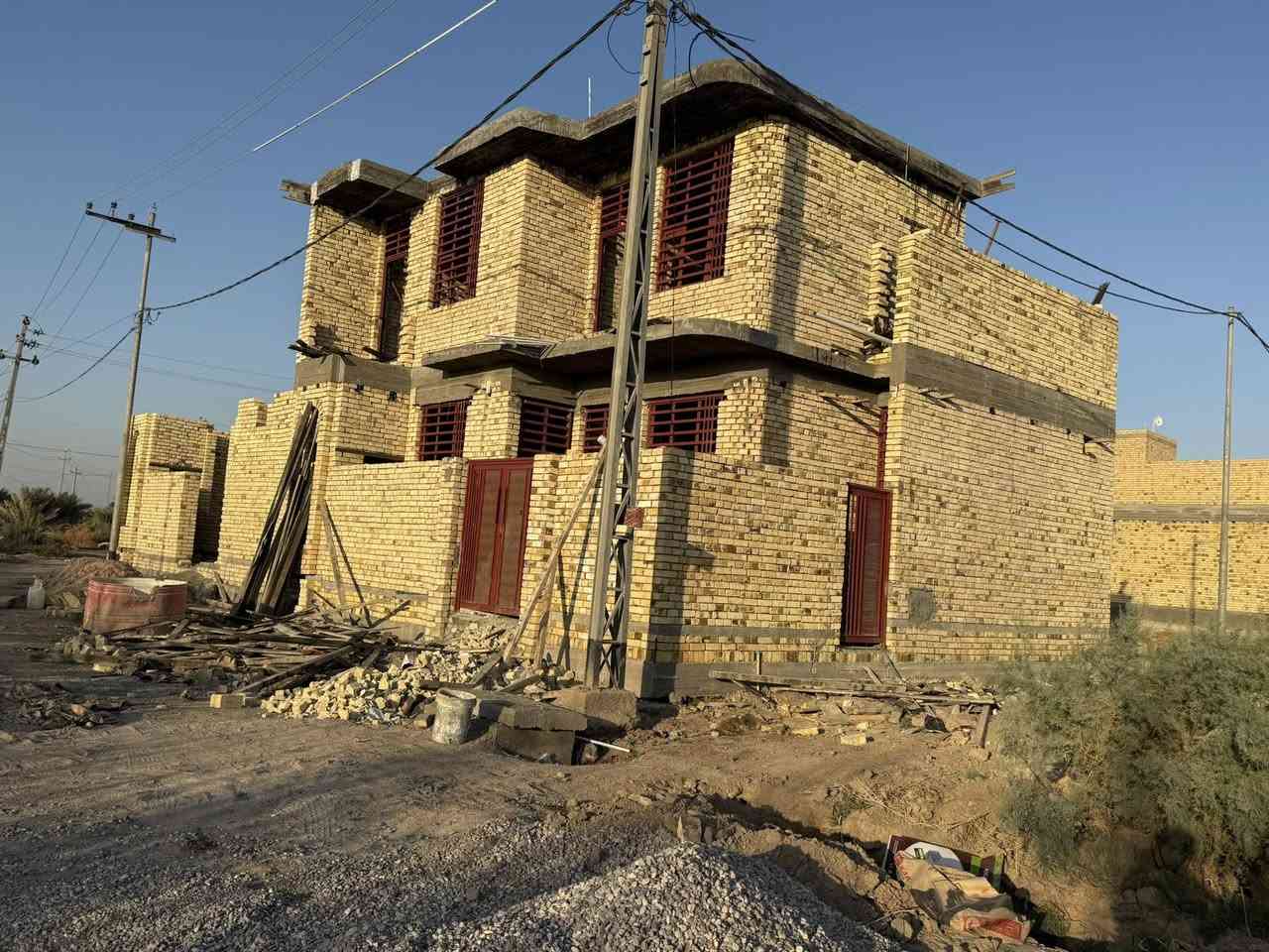 السلام عليكم (السعر مناسب جدا جدا )
هيكل للبيع طابو صرف مساحه 100 متر ركن مربع (10في 10)طابقين على شارع سادين (شارع 30) وشارع ثاني فرعي منطقه شويلي خلف دائرة صيانة الكهرباء خريطة مهندس يتكون من ثلاث غرف وصالتين  واستقبال ومطبخ وثلاث مجاميع صحية  دخلي وخارجي كامل صب الداخل والشبابيك والابواب (حديد مطعم بديل الخشب)والمجاري وبوري كهرباء وبروفايلات ديكور اناره 

الخدمات ( ماء وكهرباء ومجاري فقط باقي الشارع ما مصبوب )

بيع سريع وسعر مناسب جدا 

للاستفسار واتساب 

***********
