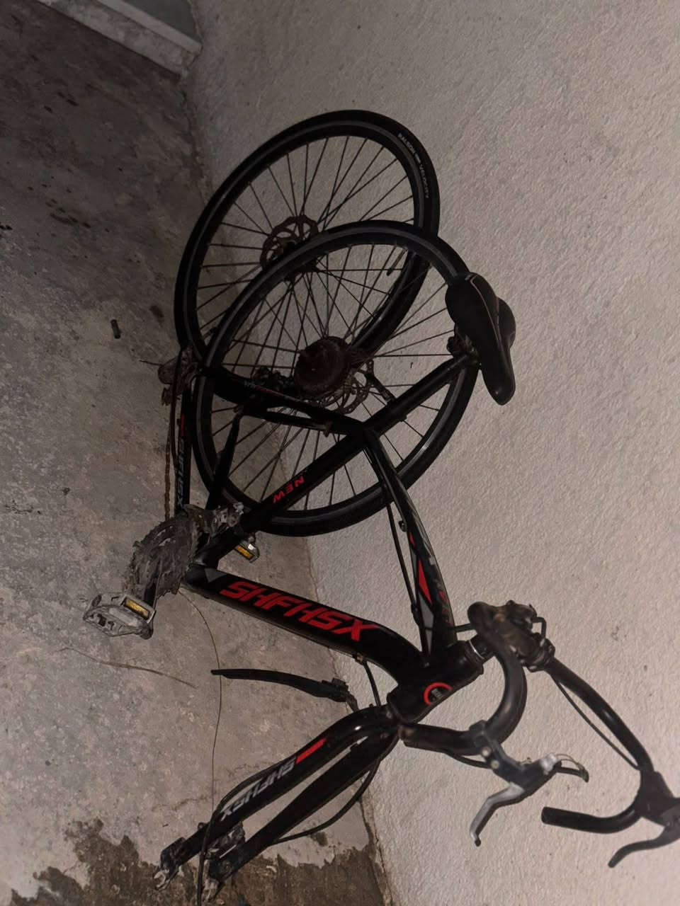 بايسكل رود رياضي حجم 28 ، سكان منحني مكينه 7 خلفي و3 امامي البايسكل صايرله فتره متروك ويحتاج شوي ترتيبات يرجع لوك 

سعره 95 وبي مجال شي بسيط 
مكاني: البصره ابي الخصيب 
رقمي للتواصل :***********
