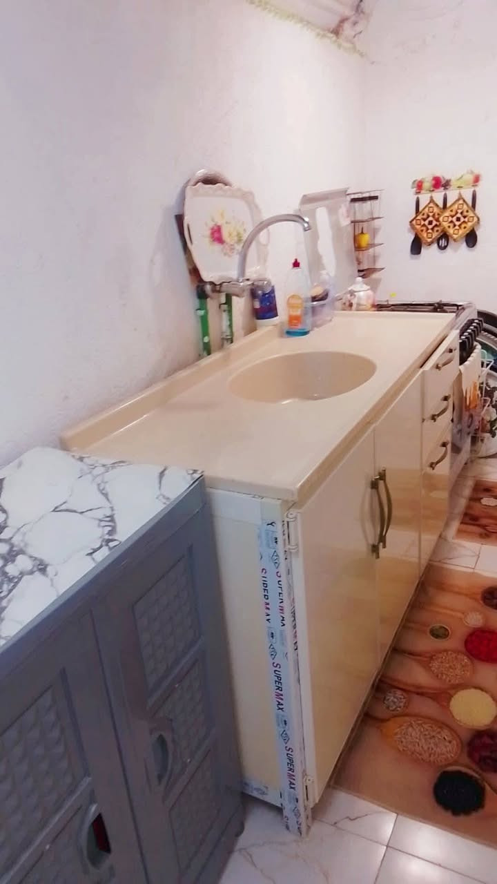 بيت 180 متر بحي الحكيم بشارع عطوف قريب علا شارع🏩
غرفتين وهول ومطبخ وصحيات داخليه وخارجيه وحديقه 🏩 وطرمه كبيره نقص ستقبال بيت مرتب بناء بلوك لاساس🏩 طابوك شارعه مجاري عرض شارع 10🏩 
طابو سند 25،🏩
السعر 30 بيه مجال الاستفسار ***********
