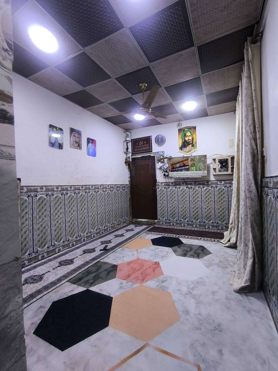 دار للبيع مساحه 100متر طابو زراعي سند 25 مشمول بالتطويب بيع مستعجل
اساس صب بناء بلوك سقف صب 
يحتوى الدار على غرفه وصاله ومطبخ واستقبال مغاسل داخليه و خارجيه 
ملاحظه الاستقبال عوزه كهربائيات وصبغ وارضيه 
الموقع الكوفه البراكيه شارع المطار القديم مقابيل صيدليه صفاء عبد الرضا من بعد الشارع العرضي 
السعر 22مليون وبي مجال للتواصل الاتصال على الرقم *********** أو مراسلة الصفحه واتساب متوفر مكتب الياسري للعقار والمقاولات
