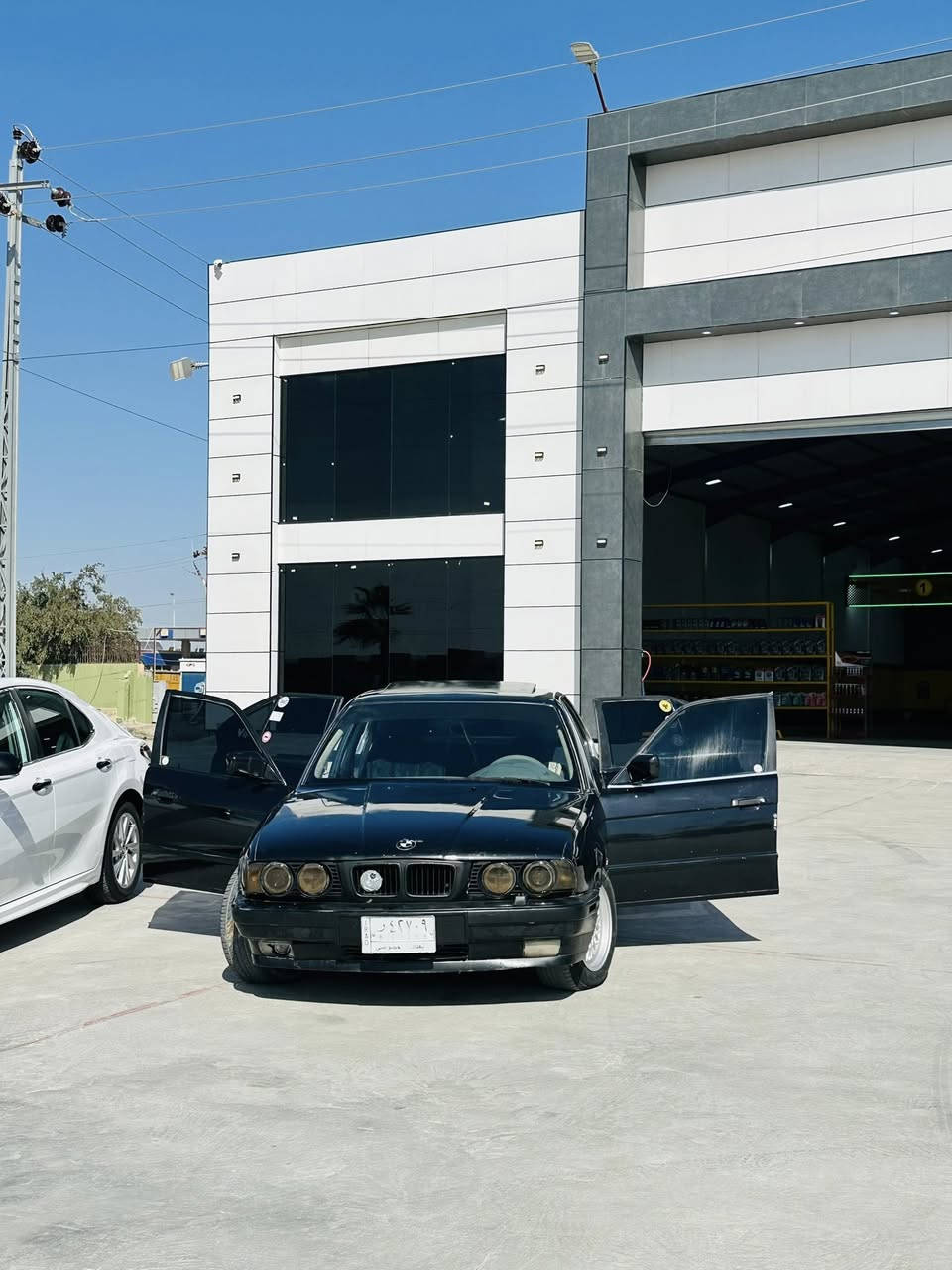 السلام عليكم الحلال للبيع 525اصل عليها محرك وكير مال صقر رقم بغداد تحويل ثاني يوم 

محرك كير شرط لا تنقيص ولا تبخير 
تبريد تدفئه شغال 
كهربائياتها كلها شغاله 
أربعه جام كهرباء 
فتحت سقف 
صالنصه رياضي 
غرفتها حلو بطاين بوب جديده 
شلعه ومعدل شرط تشك كاع 
دبل جكمجه 
صرف بانزين انسه حماوه أنساها 
مكان السياره تكريت شراي اتصل ع رقم ***********
