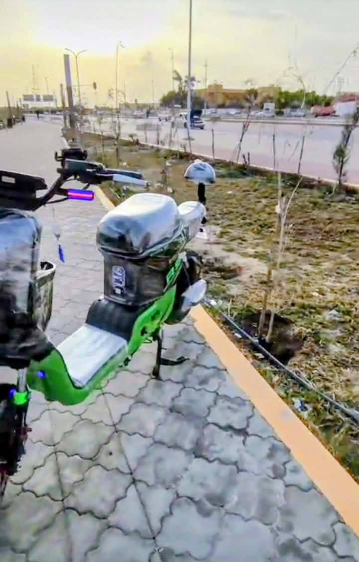 السلام عليكم  
دراجه شحن  اعلى فئه R9 دراجه شغاله كامله مكمله كهربائيّ كله شغاله شاشه لدات اشاير دبل اشاره لايت زنون مكفوله كفالة عامه من كلشي مواصفاته ترجع بك وتتقدم وتتوقف وبيه اربع نمر وبتيدرات وسله كلهن موجودات 
السعر 400 وبيه مجال مكاني حله نادر الاولى الرقم ***********
