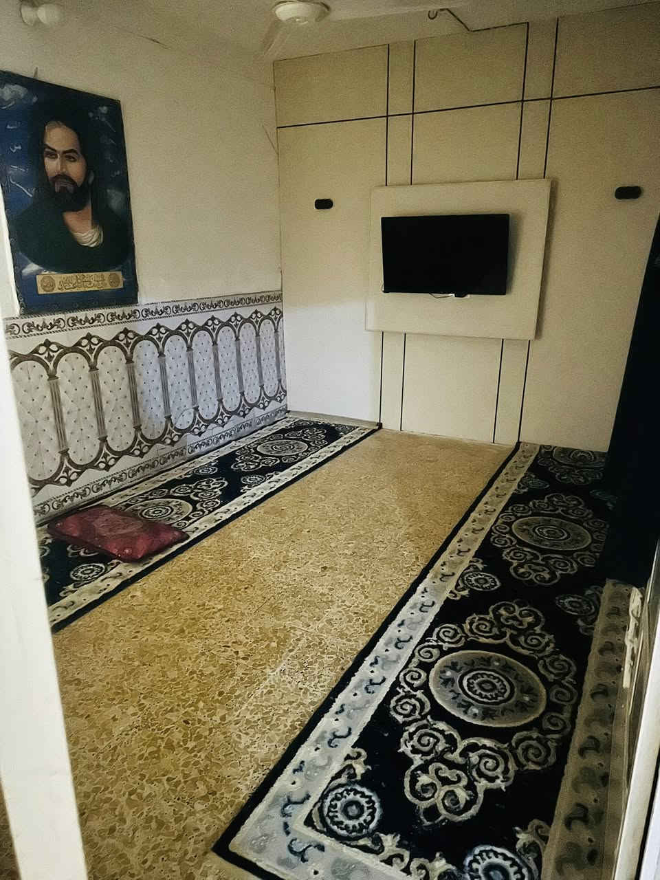بيت للبيع 100م دولان 
يتكون من براني وصاله وغرفة نوم ومطبخ وحمام وتوليت منور خارجي بيتونه وسطح الأرضية كاشي و سيراميك بيت نظيف جدا عالي عند الشارع المنطقه مقبله ع تبليط 
العسكري الثاني قرب جامع الحسيين 
***********
