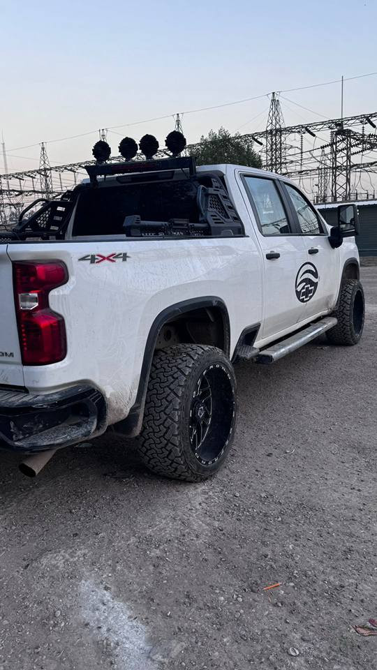 سلفرادو موديل 22 
حجم HD250
رقم سليمانية بأسمي 
محرك ثمانية سلندر 6600 
ويل 4x4
ماشي 75 Mil
باب طويل بدي قصير 
حادث تبديل جاملغ الأيمن مع صبغ بنيد وباب أيمن ، 
تحكمات ستيرن جهتين كشن سائق كهرباء كشنات جلد أبيض شاشة دشبول مع شاشة عرض 
تبريد قطعتين 
ويل رياضي 
بيع أو مراوس حسب القناعة 
العنوان بغداد 
*********** بغداد, العراق
