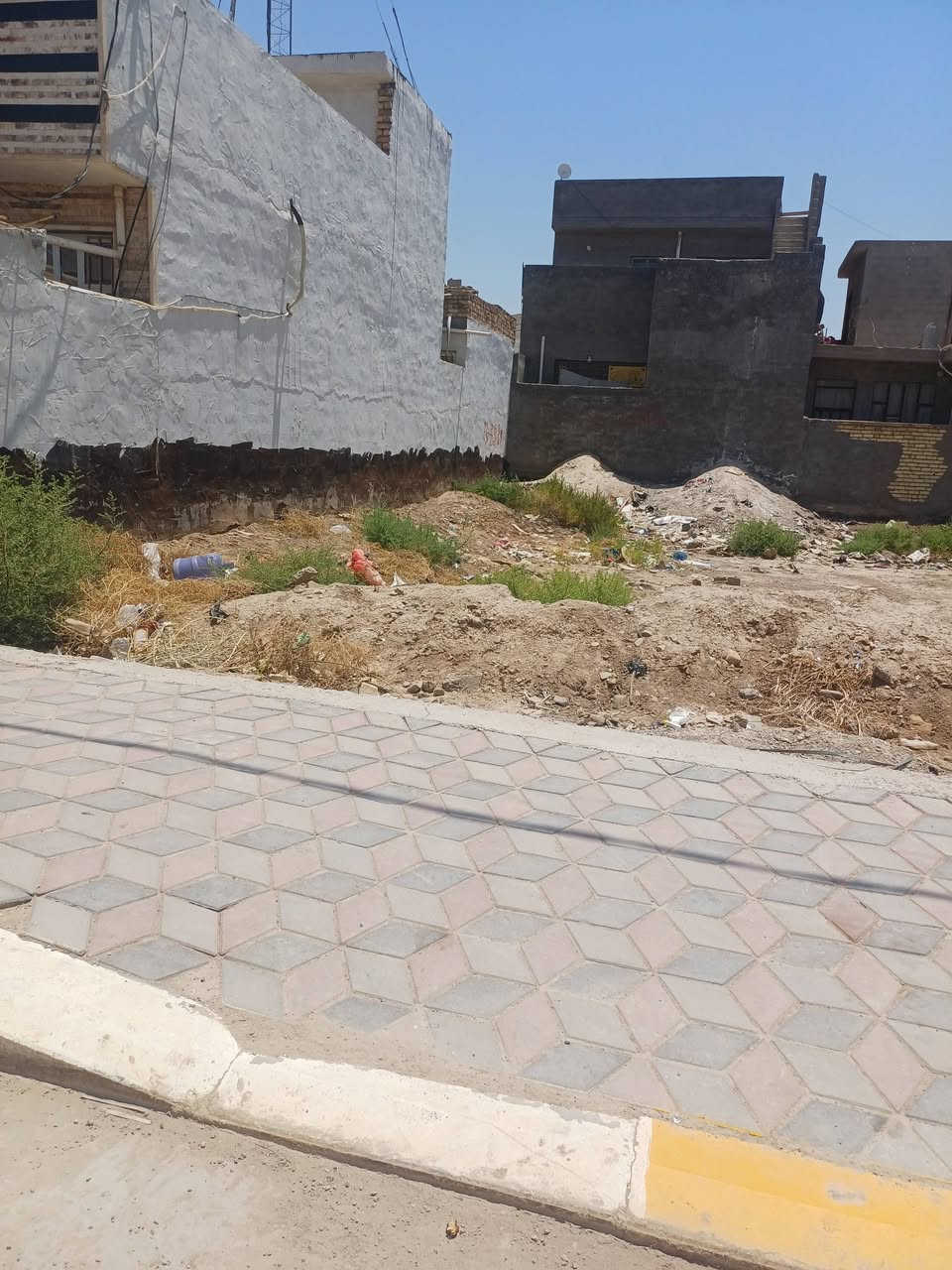 قطعة أرض طابو صرف المساحه ٣٠٠ متر حي الكرار خدماة كامله رصيف تبليط ماء كهرباء بالقرب من المدرسه الحديديه ومدرسة المستقبل المشرق الابتدائيه وقريبه من السايدين شارع ٣٠ موقعها حلو على شارع رئيسي وليس فرعي للأستفسار اكثر على الخاص او على الارقام 
***********
***********
