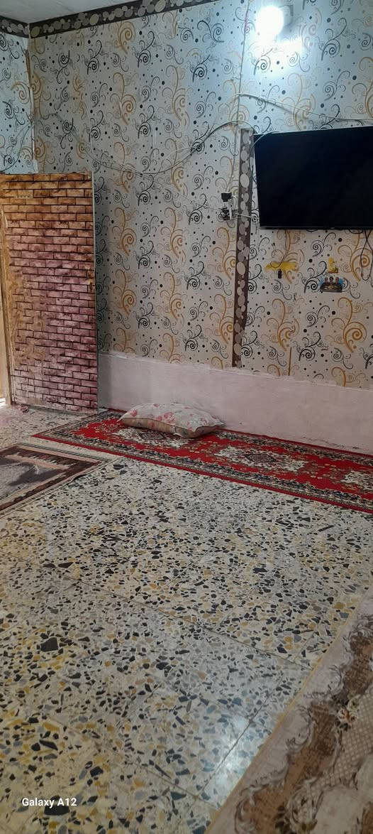 بيت للبيع المساحه 180 متر بناء عكاده يحتوي على غرفتين وصاله واستقبال ومطبخ وساحه بيت
يبعد عن الشارع الرئيسي 10 امتار يعني وجه شارع
*********** ((((كوفه علوة الفحل قرب اسواق تحسين الحدراوي للاستفسار))))
