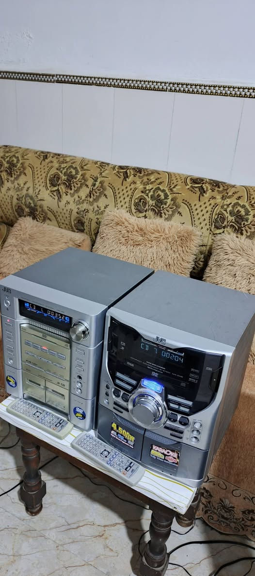السلام عليكم .
سيستمات بوكس حديثة ماركة JVC العالمية عدد ٢   نظافته ممتازة استيراد الكويت .فقط جهاز بدون سماعات ..كل جهاز يشغل ٤ سماعات ( ٢ السماعات الاعتيادية + ٢ سماعات دمام )
الجهازالايمن شغال فووول .راديو + كاسيتين مسجل + اواكس + قرص DVD و CD و MP3 يعرض صورة و صوت ..بقدرة صوت ٤٠٠ واط .
الجهاز الايسر .شغال راديو + قرص DVD و CD و MP3 .يعرض صورة و صوت + اواكس + مسجل كاسيتين هذني اثنينهم يحتاجن قوايش 
بقدرة صوت ٣٢٠ واط .
الاجهزة تحتوي علئ ٢ فيشة ادخال لربط لاقط مايكرفون مع التحكم بصوت المايكرفون .
مع خاصية ايكولايزر للتحكم بالصوت و تضخيم 
البيز المضاعف Mega Bass مع عرض صوت 3D . شغلهم ممتاز جدا .مع كل جهاز ريموت تحكم اصلي .
اي استفسار او مراسلة عالخاص بلا زحمة او 
*********** البصرة .موجود توصيل شركة .
