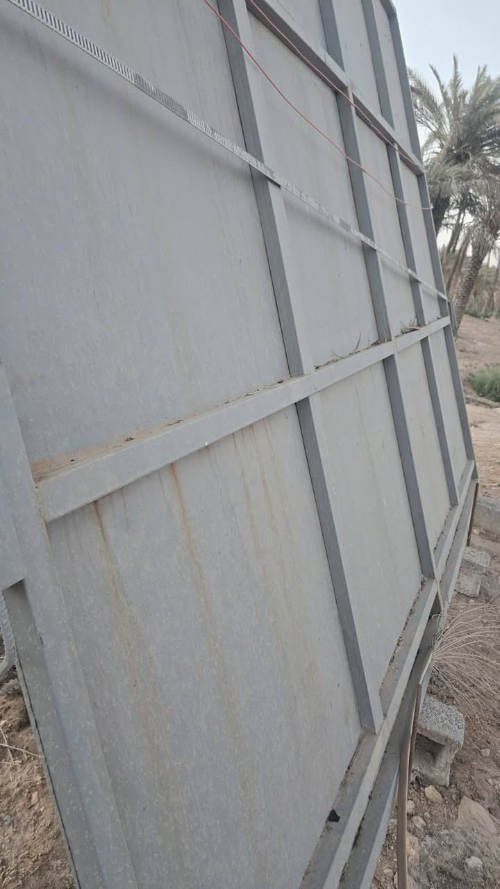 كيسبان ثقيل ابعاد 8.5 × 20 غير مستعمل (ممشدود )وياه ساقية مغلون مشدوده بالحايط بدون استعمل بيه عواج قليل 

باب مخزن حديد تعليك جديده مصبوغة غير مستعمله   ابعاد 3.2 ارتفاع * عرض 4 متر طول  مع شلمانه جديده مصبوغة  
مكان كوفة شارع المعمل 
*********** اتصال -واتساب
