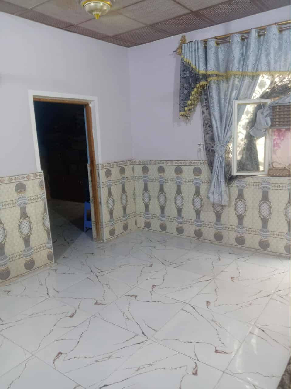 بيت للبيع او مراوس بسيارة حديثة 
المساحة/  155 متر
الطابو / زراعي
البيت مال جناي مشتري من ابو الارض 
نوع البناء/ بلوك عكاده سنة 2021 بناء درجة اولى 
التفاصيل
طابق واحد/ يحتوي على غرفتين وصالة ومطبخ وحمامات ثنين داخلية وخارجية وكراج 
متوفرة جميع الخدمات ماء وكهرباء ومدارس
العنوان / النجف . الكوفة . شارع المعمل . قرب اسواق الكرادة. ثالث بيت على الشارع العام
السعر/  32 وبي مجال قليل 
باقي التفاصيل خاص او واتساب فقط
***********
