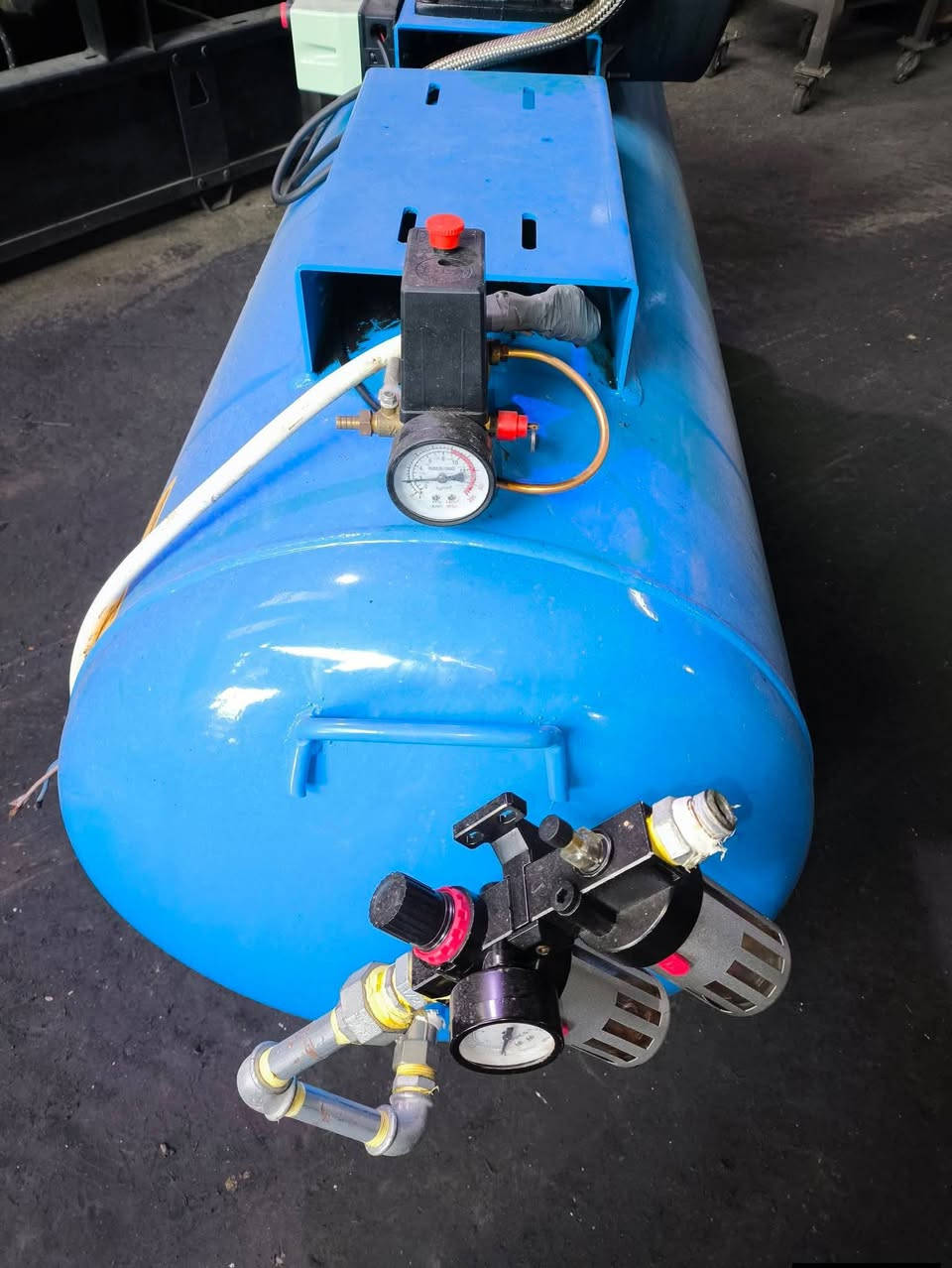 ضاغط هواء (كمبريسور) من ماركة Autosan، التركية وتحديداً الطراز AUTO 550. بسعر 7 ورقة قفل العنوان اربيل *********** يوجد توصيل لكافة المحافظات
