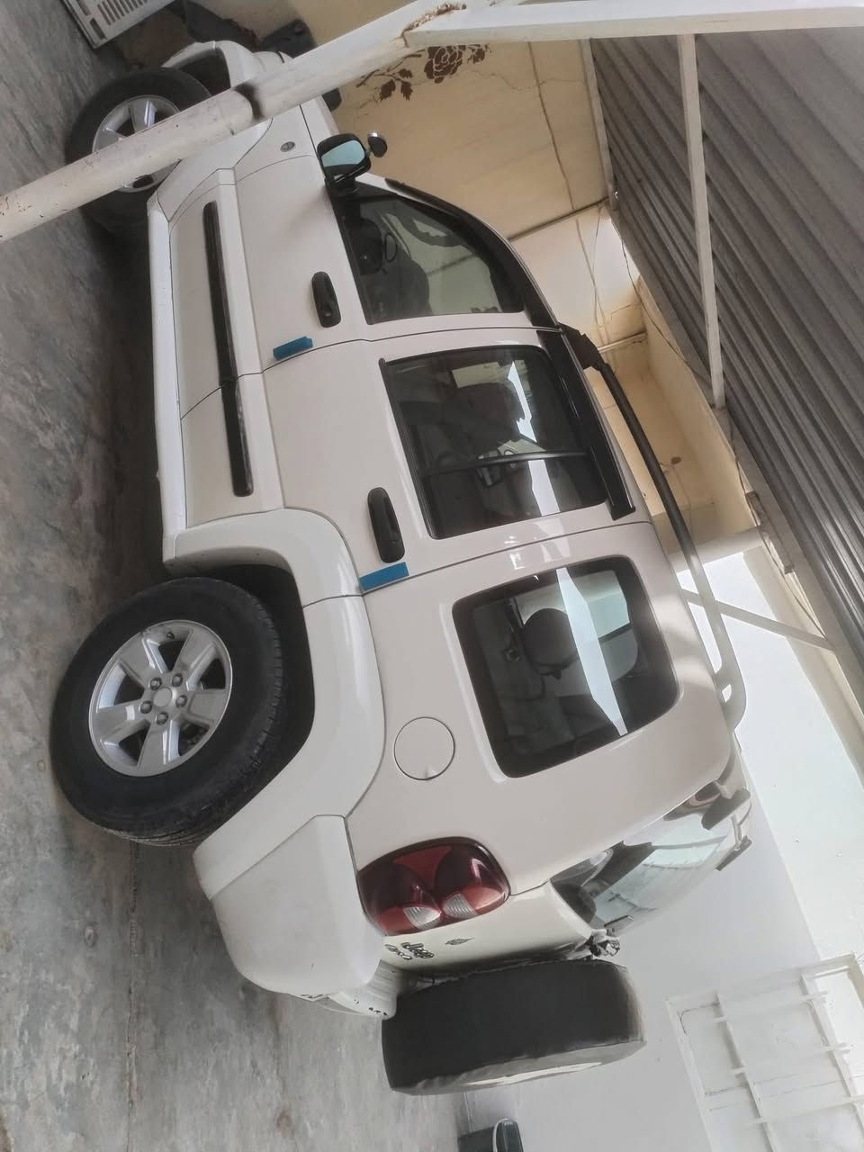 سياره جيب لبرتي 2006  رقم دولي سعر  70 ورقه بسمي ورقه بانزين ويا مكان طوز خرماتو ***********
