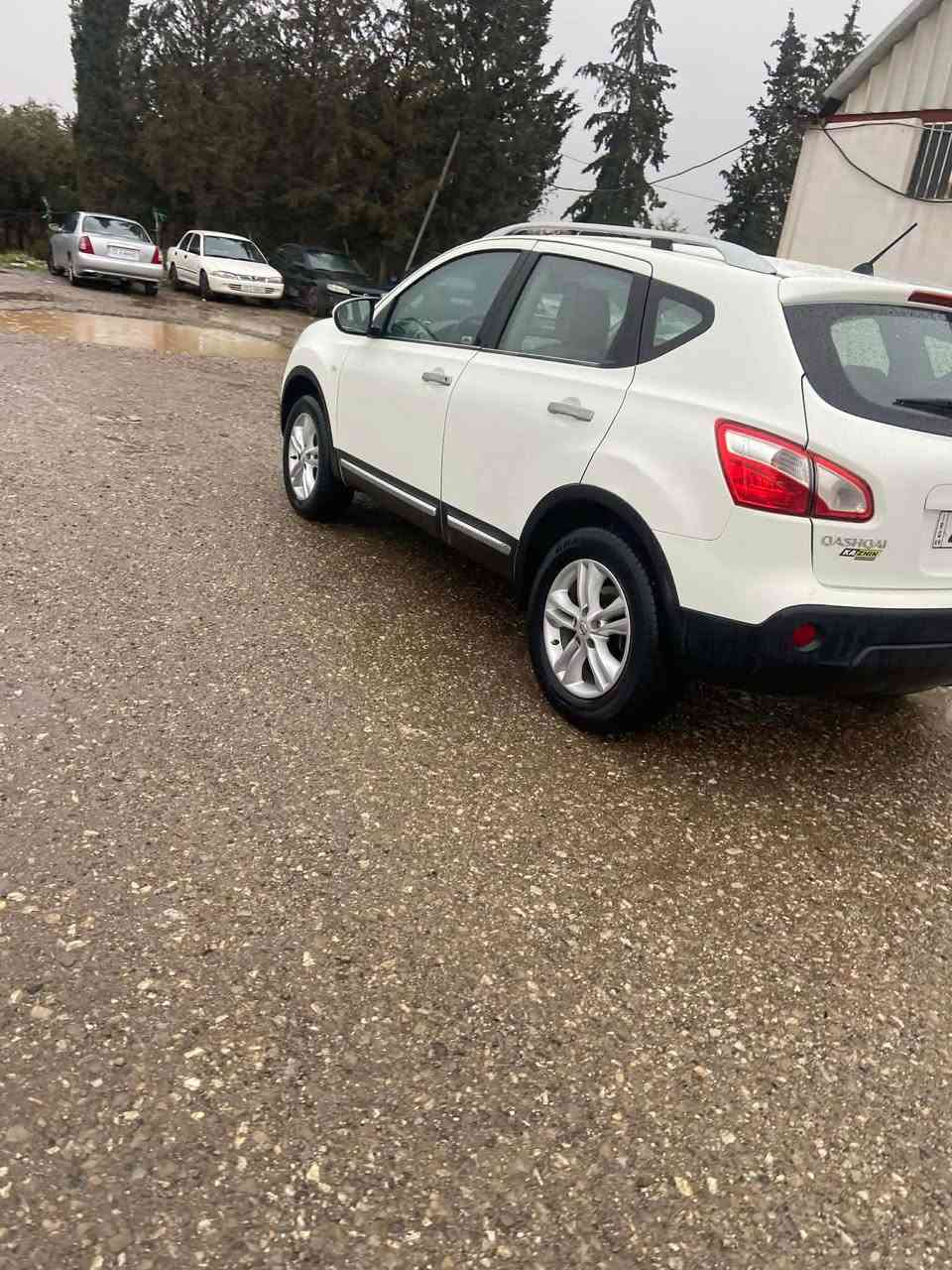 نيسان قاشقا ٢٠١٣ بى بوياخ بى سارد دو چالى هه يه بى ته رزه گيرو مه كينه ى به شه رت سه نه وى  و ره قه م نازه  موصفات تول و تريشه و و پينج ويل گه په سه ياره كه بى مه سره فه زور نازه يه نرخ ١٣٨ وه ره قه و معامه له له سليمانيم ژم *********** شربازهير, السليمانية
