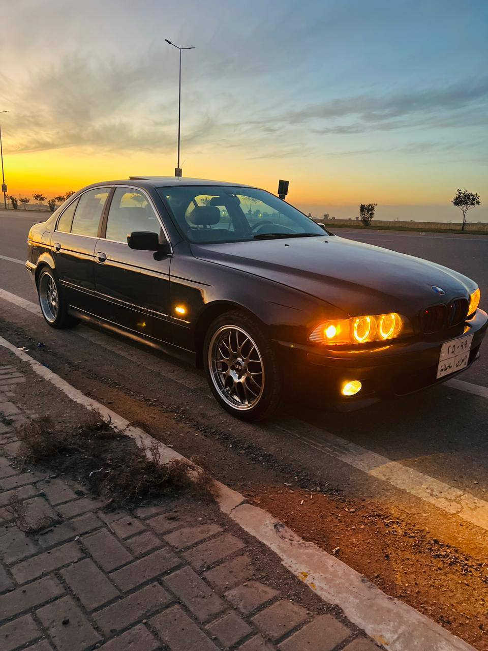 سلام علیکم بیێم سەقەر مۆدیل 1998مەکینە 525فول فولە بەس گێرعادیە سیارە کە یک دینار مەسرفی نیە دەعمولێداروی هیچ نیە تەنیا بۆجوانی سبوغ عامە شوێن کرکوک 
***********
*********** كركوك, العراق
