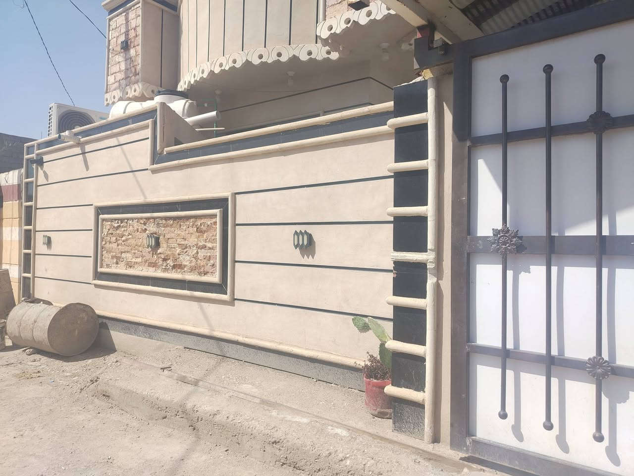بيت مساحه 200 متر طابو زراعي سند ٢٥ المساحه ٢٠٠ يحتوي على غرفتين نوم وصاله ومطبخ واستقبال صب كونكريت مجاري خفيفه ع الشارع بناء حديث وجاهز من كلشي للاستفسار الاتصال على الرقم ***********  ***********
