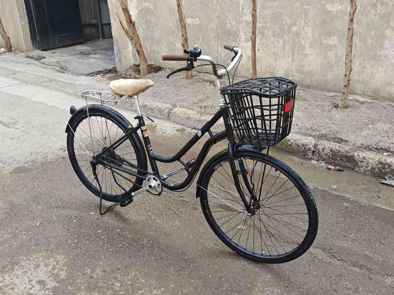 سلام عليكم بايسكل  بناتي تاير عريض حجم 26
مابي اي نقص كل غراضة جديدة 
سعر (60) بي مجال 
للتواصل ***********
مكاني البياع الرسالة الثانية 
ملاحظة الباسكل مصبوغ فقط للجمالية
