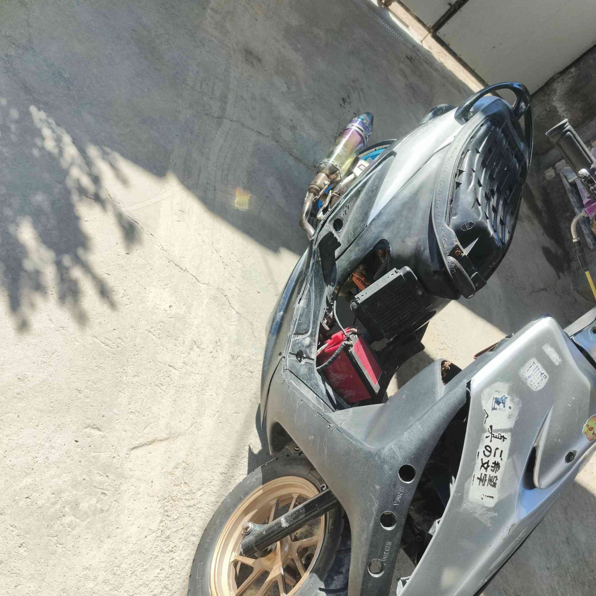 السلام عليكم عدلة مال مطارح مكينة سكنز كابريتر بوشة 63هاون بمعنىٰ الكلمة 
الدراجة عليها بوشة تي ام وكور بصمة سلف ترچية مال مكاين كبار قباقة كور اصلي كابريتر قفاز حجم 34اصلي كلج خلفي رياضي مامعروف كلج امامي رياضي مامعروف خرز كبار المروحة بلادي فقط بيها دبل خلفي رياضي عضمة سكليتر كرزي يدات بريك اصلي ويل امامي مفتر اصلي تايرات جلاتين الدراجة مضبطة وبيها غراض خير من ﷲ تجي تفحص شرط الدوس نقص الدراجة فقط صدر امامي وفچ وفلنجة مكاني حلة للأستفسار ‏‪***********‬‏ شباب فدوة الميعرف اسعار دراجات المطارح ليراسلني وتحياتي الكم اخوتي 💞.
