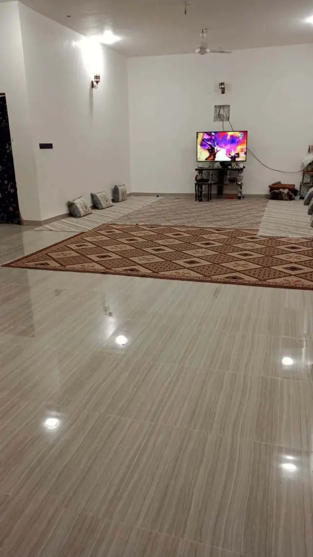 اعلان 
بيت ب 36 مساحة 270م ركن
 بناء 2025 طابقين 
 ط 1  يتكون من غرفتين وصاله ومطبخ حار. وبارد  وستقبال وصحيات داخليه وخارجيه 
 ط 2 يتكون من 3 غرف  وصاله و صحيات  وكراج وحديقة 
بسعر 280 مطلوب اسكان 30
بيد صاحب البيت 250 مع المجال 
تفاصيل. اكثر مراجعه مكتب الساعي للعقار
او الاتصال بالارقام التاليه 
***********
***********
***********
عنوان المكتب سايدين حي الشرطه مقابيل اسواق ريتاج 🧿
