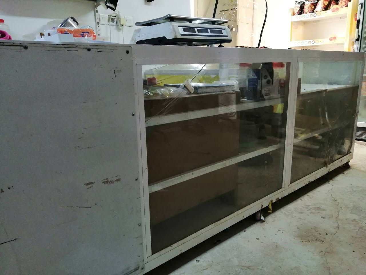 غراض محل كامله للبيع عارضات ومجمده شرت التشغيل والتجميد
وميز ورفوف وسلات جبس
التواصل ***********
