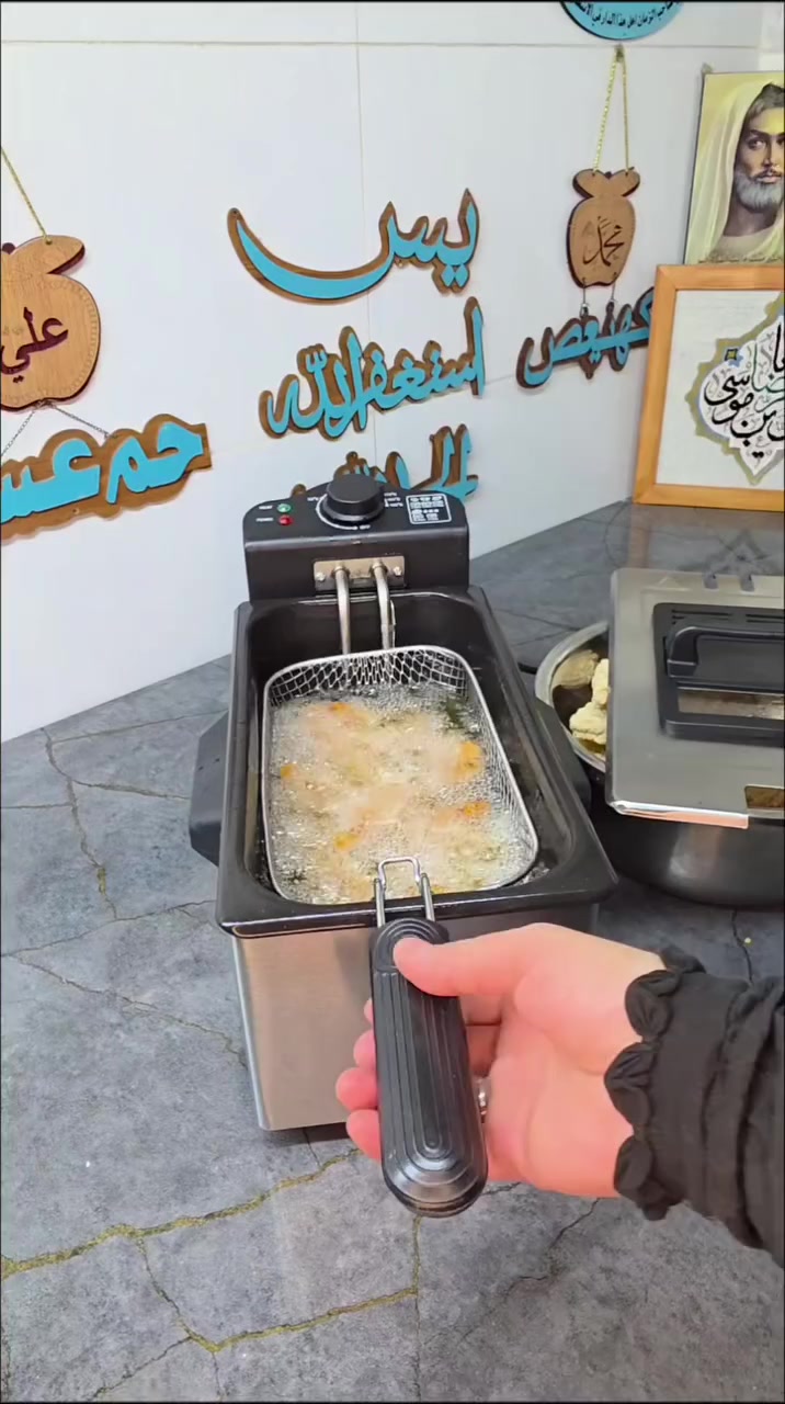 السعر 43الف توصيل مجاني 
emerio قلاية زيتية 3 لتر

المميزات

سعة مثالية 3 لتر: تتيح قلي كمية مناسبة دون استهلاك زيت زائد

تحكم دقيق بدرجة الحرارة حتى 190°C: مزودة بثرموستات قابل للتعديل للحصول على نتائج مثالية حسب نوع الطعام

مؤشرات إضاءة واضحة: لمتابعة التشغيل والتسخين بكل سهولة

نظام حماية من الحرارة الزائدة (Thermal Cut-off): يفصل التشغيل تلقائيًا لحماية الجهاز عند ارتفاع درجة الحرارة الزائدة

هيكل من الستانلس ستيل المقاوم للصدأ: تصميم أنيق وسهل التنظيف، مثالي للاستخدام اليومي

مقبض عازل للحرارة وغطاء مزود بفلتر بخار ونافذة رؤية: للحفاظ على الأمان وتقليل الروائح

سهولة التنظيف: يمكن تفكيك جميع الأجزاء (ما عدا الوحدة الكهربائية) وغسلها يدويًا بماء دافئ وصابون

أمان مضاعف: الجهاز يعمل فقط إذا تم تثبيت الوحدة الكهربائية بشكل صحيح على مكانها بآلية الأمان المدمجة

محتويات الصندوق

1 × قلاية كهربائية 3 لتر من الستانلس ستيل

1 × سلة قلي بمقبض

1 × غطاء معدني بفتحة تهوية ونافذة

1 × وحدة تحكم كهربائية

دليل استخدام شامل بعدة لغات

ملاحظات

الجهد الكهربائي: 220-240V ~ 50Hz

القدرة الكهربائية: 2000 واط

يُنصح بعدم خلط أنواع زيت مختلفة في الاستخدام

لا تُغمر الوحدة الكهربائية بالماء

يجب تبديل الزيت بعد 10 مرات استخدام أو عند تغيّر لونه أو رائحته

تأكد من أن الجهاز موضوع على سطح ثابت وجاف بعيد عن أي مواد قابلة للاشتعال

بلد المنشأ: الصين

طول سلك الكهرباء 90 سم


**إذا كنت صاحب هذا الإعلان وتريد حذفه لأي سبب، رجاءا أرسل رسالة إلى الدعم الفني**