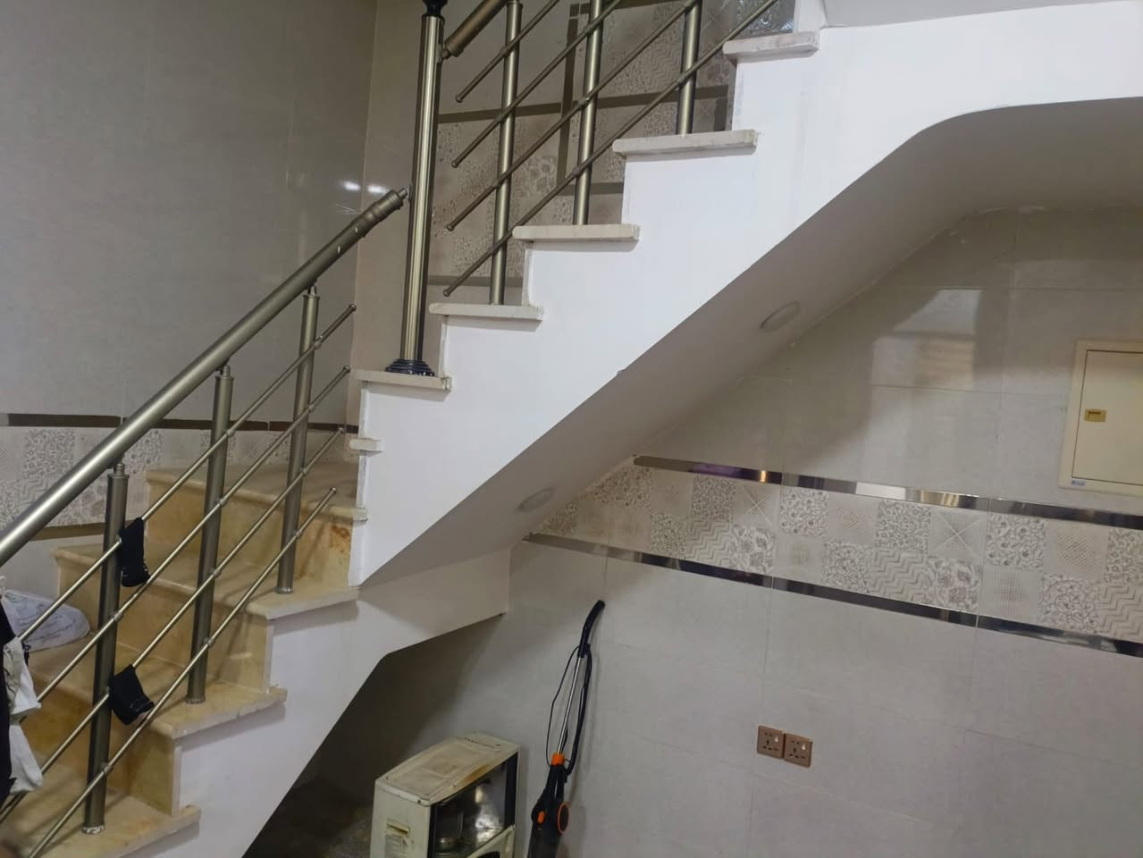 بيت للبيع بناء سنة 2023
🔴مساحه 100m وجه 10*10 مربع◾️ 
الموقع 📍ابو تشير  قرب افران الحجي او نهاية شارع الصيرفة 
يتكون من طابقين طابق لارضي اسقبال مطبخ غرفه حمام صحيات الطابق الثاني 3 غرف +حمام بلكونه ع طول البيت ركن واقع حال 106متر السعر 205 مليون مع الاسكان وقابل للتفاوض ومطلوب اسكان 63 مليون تفاصيل اكثر
***********
***********
