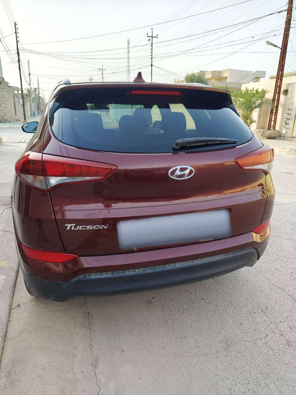 *للبيع هيونداي توسان Hyundai Tucson 2018* 🚙  
*وارد أمريكي*

- *الممشى*: 45,936 ميل
- *المحرك*: 2.0L GDI بنزين 4 سلندر، 165 حصان
- *القير*: أوتوماتيك 6 سرعات + وضع ECO اقتصادي
- *الدفع*: أمامي FWD

- شاشة لمس 7 إنش + بلوتوث + USB + AUX
- كشافات عدسة زينون + ليد نهاري DRL + كشافات ضباب LED
- كاميرا رجوع + حساسات بارك خلفية
- 6 إيمتعددة الوظائف + تحكم ستيرن كامل
- جنوط ألمنيوم 18 إنش + جناح سقف + مرايا تطوي كهرباء

*الضرر*: كما موضح بالصورة،  *بدون دواخل - بدون ايرباك * ✅
 
رقم كركوك جديد انكليزي_ بأسمي سنويه 
*السعر*:148 ورقة  
*للتواصل*: *********** واتساب/اتصال

#توسان2018 #وارد_امريكي #للبيع
