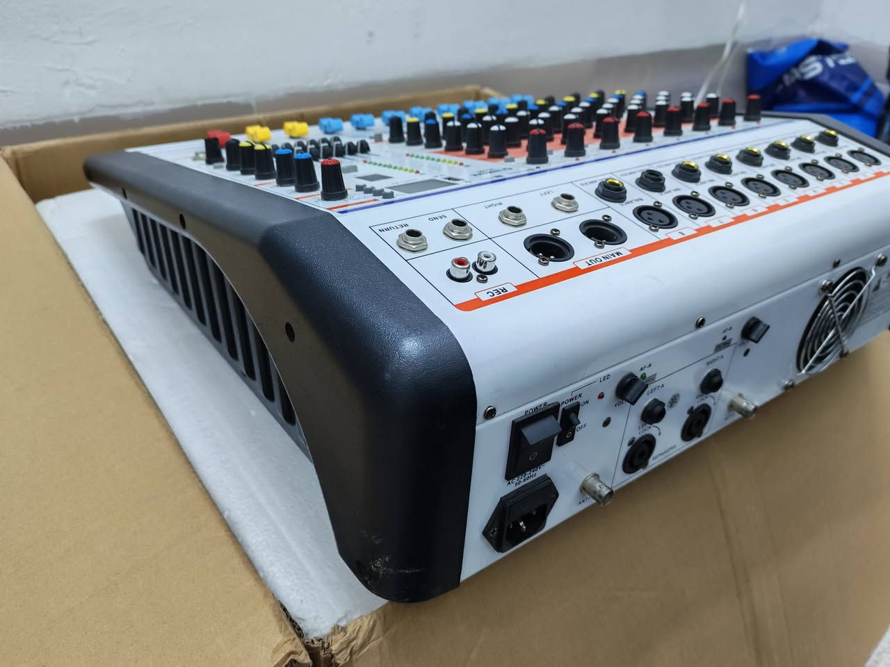 ميكسر ياماها ٨ خط مستغدم ١٠ ايام جديد كولل كارتون  بلوتوث فلاش ايكولايزر سعر ٢٣٠ الف  ينار
*********** واتساب توصل عندي
