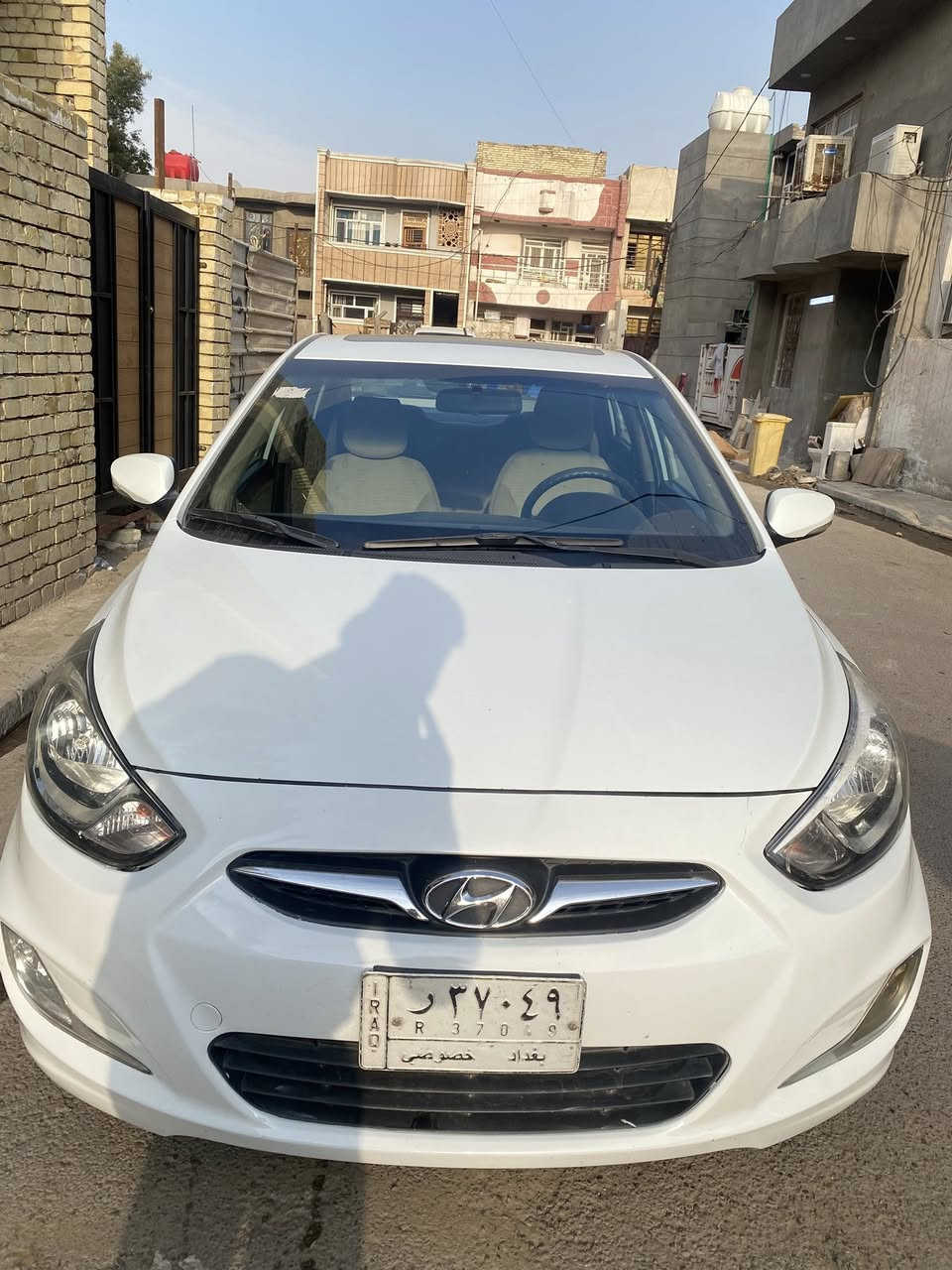 اكسنت خليجي 2016 بيضه شرط التحويل
رقم بغداد ماشيه 152 الف كيلو 
السياره بيها فتحه سقف وتحكمات مقود وشاشه 
كير ومكينه مكفولات تبريد شغال ثلج
داخل سياره اسود وبيجي نظيفه كلش
بيها صبغ جاملغ سايق وباب سايق بيها صبغ وتكحيل
السعر 105 وبيها مجال 
مكان السياره بغداد الدوره 
***********
