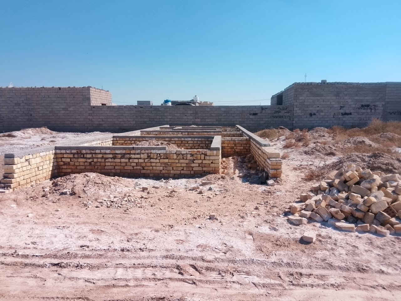 بتلو 108متر بحي الحكيم بنزله زرزور قرب المدرسة 
لاساس حفر وصب وبتلو طابوك 
مسجل بلديه 
السعر 8بيه مجال 
الستفسار ***********
