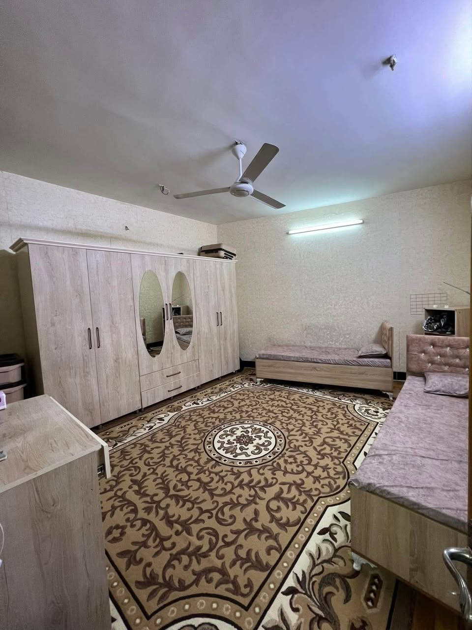 للبيع
تسعين يم كراج بغداد قرب شارع المطار
المساحه ٢٠٠م ركن زراعي واجهه ١٠عمق ٢٠ يتكون 
غرفتين نوم 
غرفه استقبال 
هول داخلي 
مطبخ +٢ صحيات 
كراج كبير +بيتونه كبير
***********
***********
