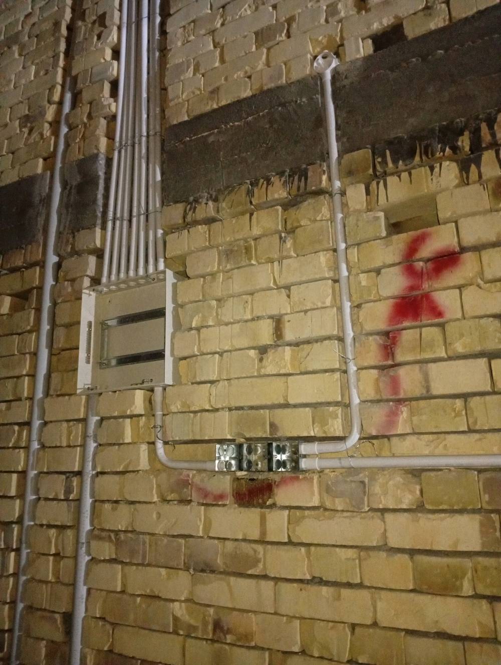 حفر تنزيل بوري كعرباء تسليك تشطيب في كل انحاء البصره شرط غلي الليزر كل مايتعلق في الكهرباء التواصل عبر الهاتف او الواتساب وانا خادم كل انحاء البصره 