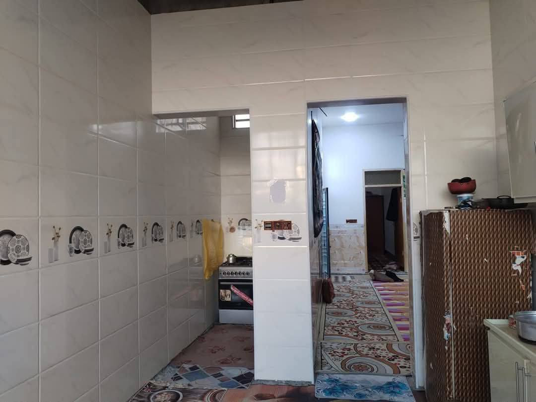 سلام عليكم ورحمة الله وبركاته... 
بيت البيع م 150عمود 136يحتوي ع غرفتين نوم وصاله وستقبال ومطبخ حار وبارد حمامات 2واحد خارجي وداخلي 
كراج عايز البيت بس ارضيه،،.  معه كافت الخدمات غير متواجد  تصال ***********
