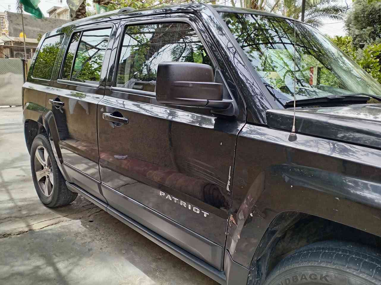 سلام عليكم
جيب باتريوت ٢٠١٦ فتحة بالسقف لون اسود بيها صبغ أثر شخوط وارد أمريكي حادثها طبلة الصدر جهة اليمين بدون اي لغود او أثر على الشاصي محرك ٢٤٠٠ فور ويل رقمها بغداد انكليزي تحويل ثاني يوم..
السعر ٦٨ قفل قفل.. 
الاتصال على الرقم ***********
