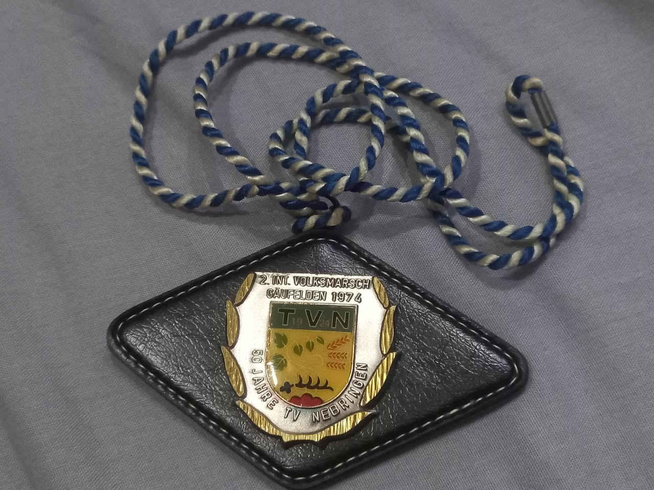 ٥٠٠٠ دينار
ميدالية المانية تذكارية
هذا العنصر عبارة عن ميدالية تذكارية ألمانية عتيقة، تُعرف باسم "Volksmarsch" (مسيرة شعبية)، وتحديداً من حدث أقيم في "Gäufelden" عام 1974.
الميدالية مرتبطة بنادي رياضي يُدعى "TV Nebringen".
تتميز بتصميم كلاسيكي ومثبتة على قاعدة جلدية مع حبل للتعليق.
تعتبر قطعة تذكارية من السبعينيات لهواة جمع التذكارات الرياضية.


**إذا كنت صاحب هذا الإعلان وتريد حذفه لأي سبب، رجاءا أرسل رسالة إلى الدعم الفني**